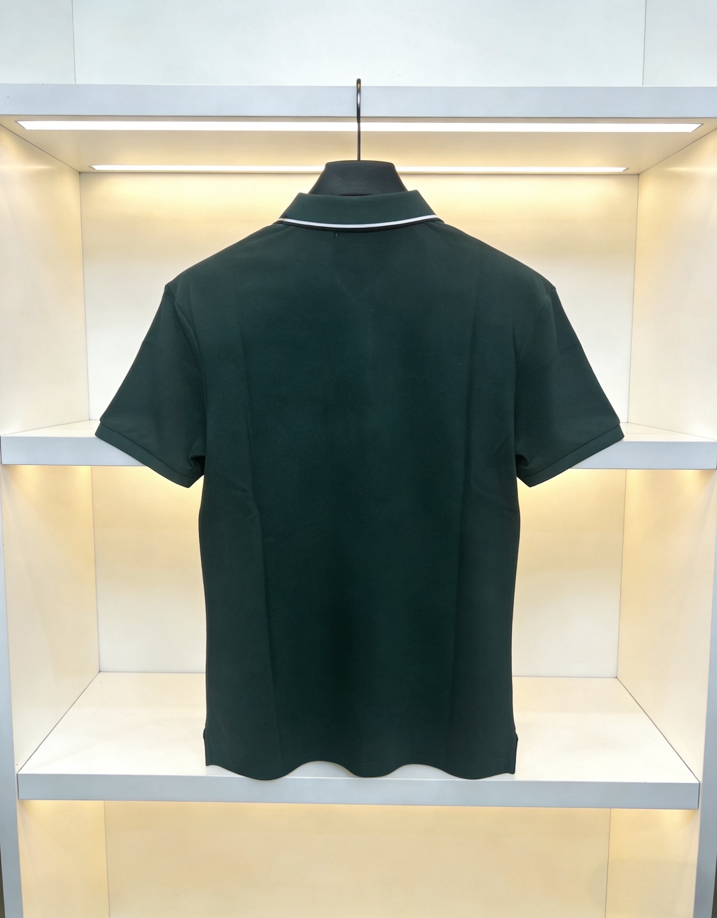 Gucci Gucci 翻领+撞色细边设计，百搭不挑人