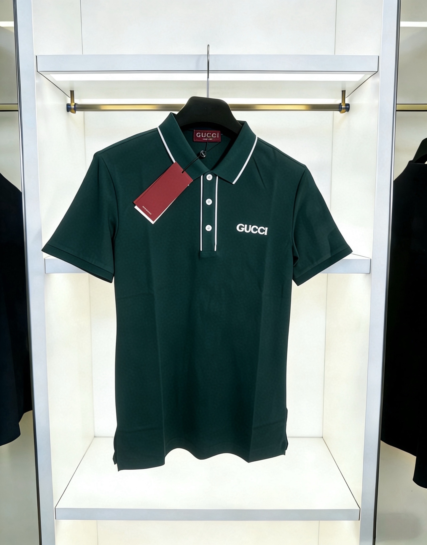 Gucci Gucci 翻领+撞色细边设计，百搭不挑人