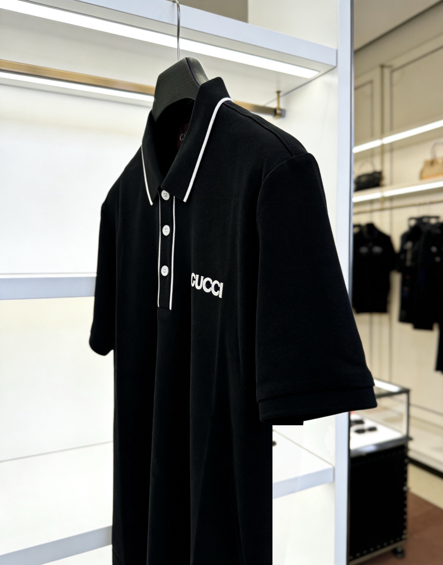 Gucci Gucci 翻领+撞色细边设计，百搭不挑人