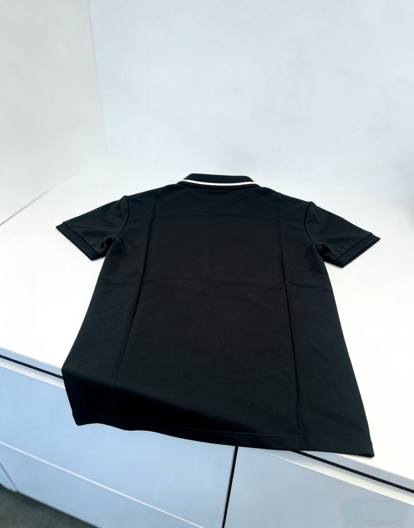 Gucci Gucci 翻领+撞色细边设计，百搭不挑人