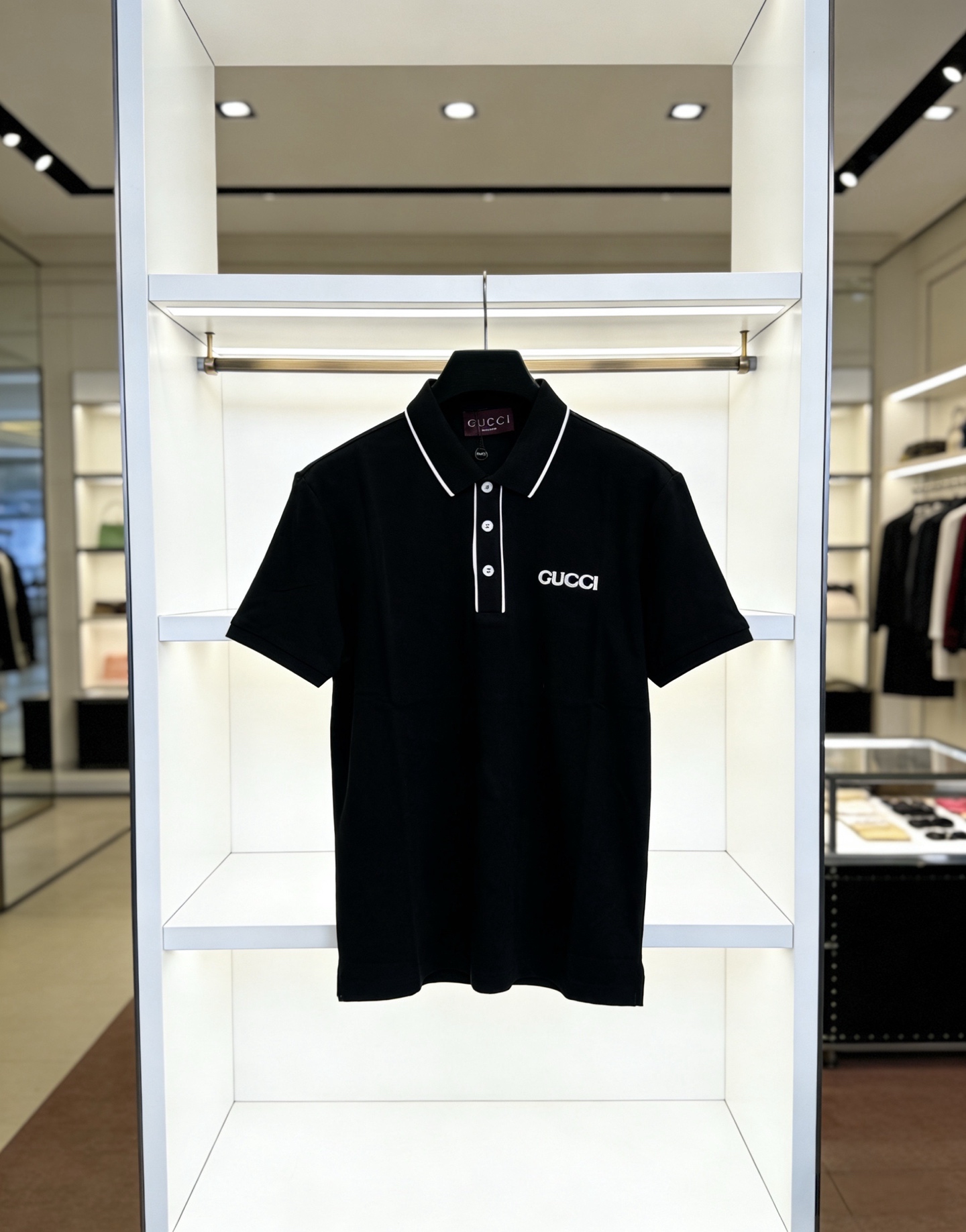 Gucci Gucci 翻领+撞色细边设计，百搭不挑人