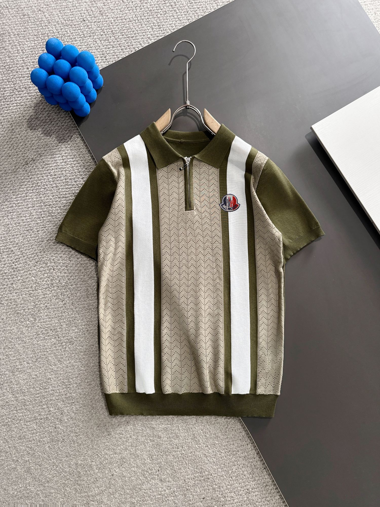 Envío al día siguiente 蒙口 MONCLER 2025 diseño de colores combinados, jersey de punto con calados, suéter de manga corta…