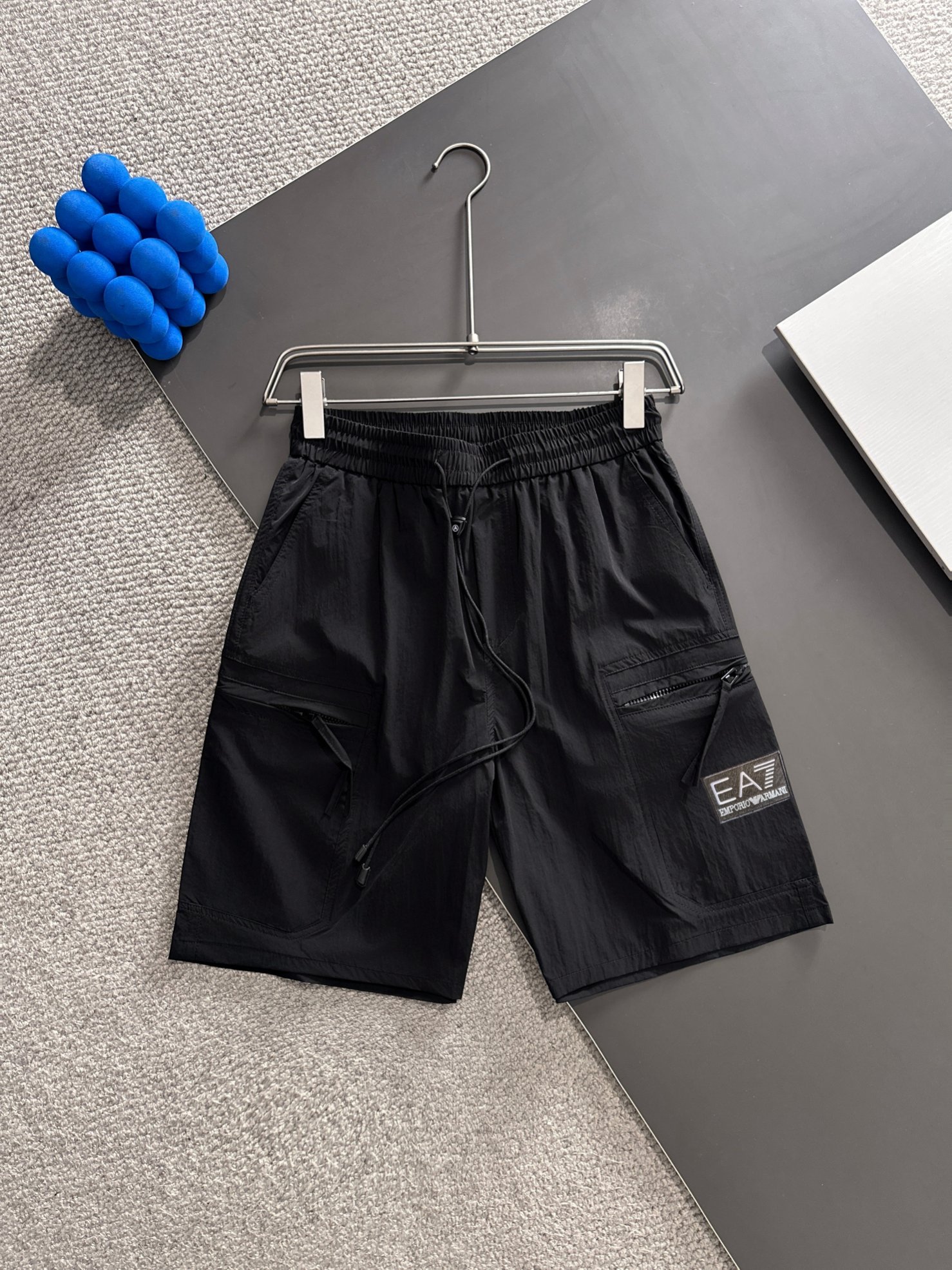 Envío al día siguiente. Pantalones casuales con cintura elástica de la nueva colección primavera-verano 2025 de EA7 Arm…