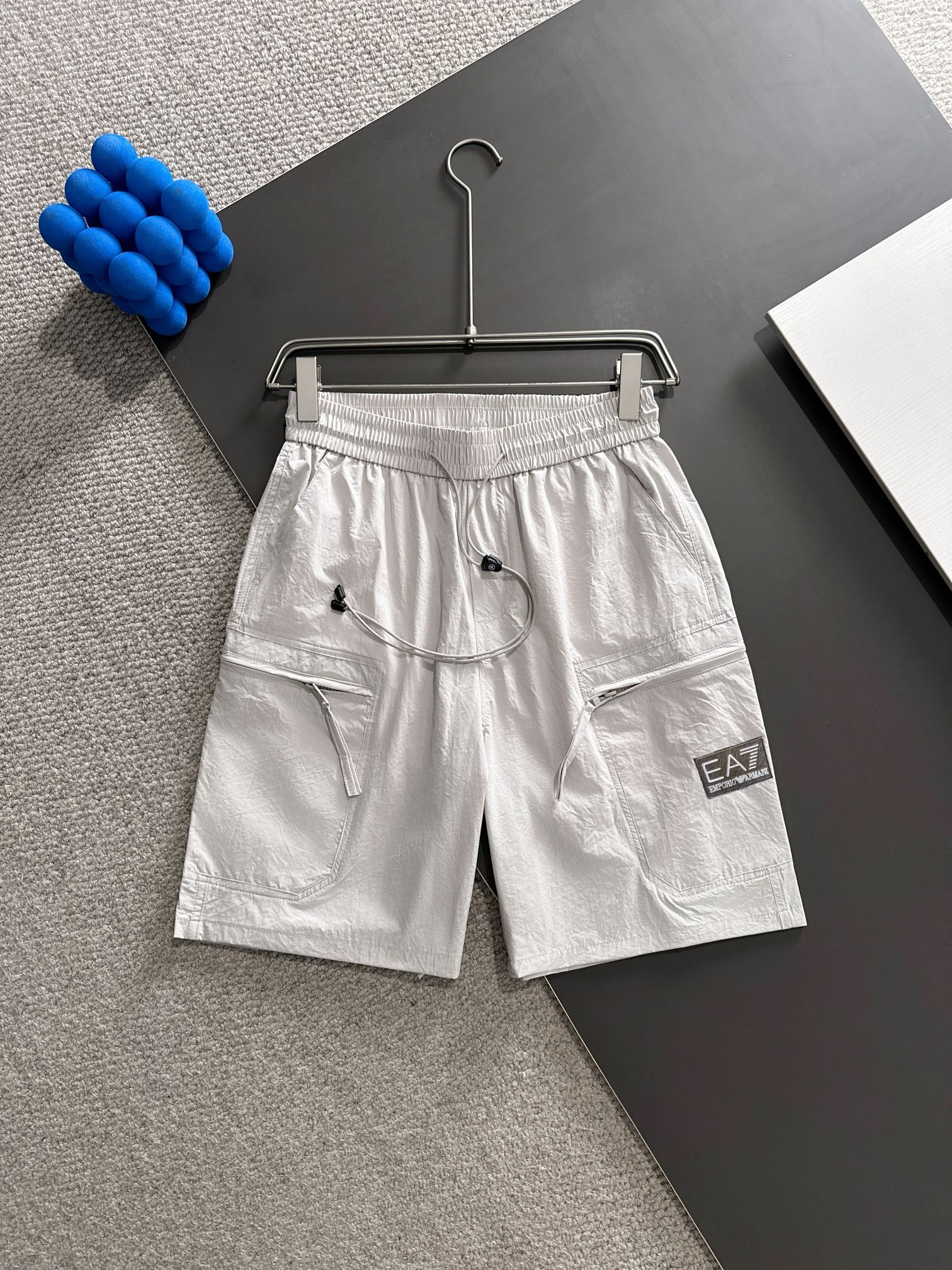 Envío al día siguiente. Pantalones casuales con cintura elástica de la nueva colección primavera-verano 2025 de EA7 Arm…