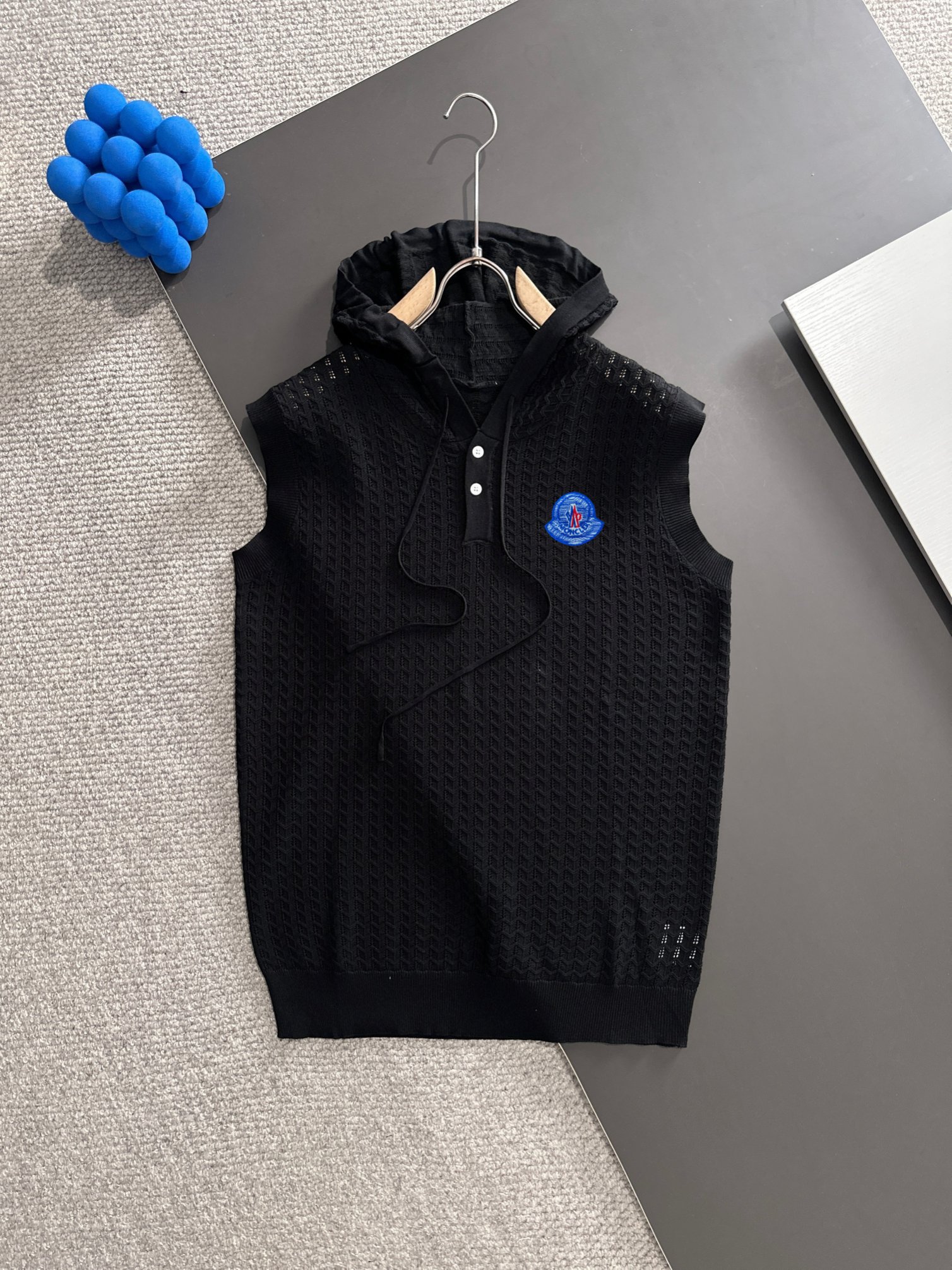 Envío al día siguiente Alta calidad MONCLER Mengkou chaleco de punto calado con capucha, clásico, sobrio y elegante, re…