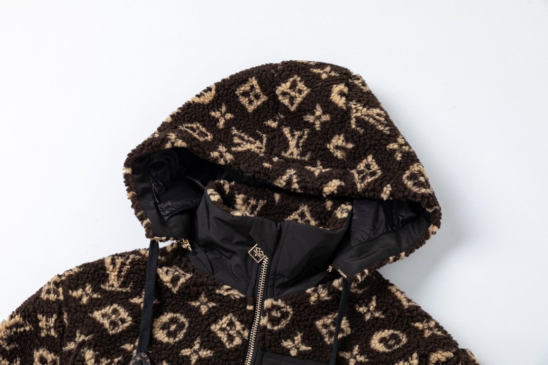 LV 童装,男女童外套,老花泰迪羊羔毛棉服,连帽可拆卸,派克大衣结合羊羔绒面材质呈现别样质感,于寒冷冬日带来浓浓暖意,蓬松软乎乎的,内里夹棉 3