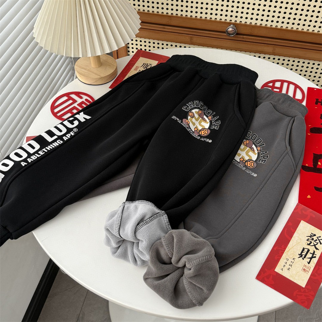 APE 童装,男女童套装,打底衫纯棉面料,印花图案,裤子内里加绒,环保♻️印花,数字做的烫金工艺,上身舒适又好看,码数 9