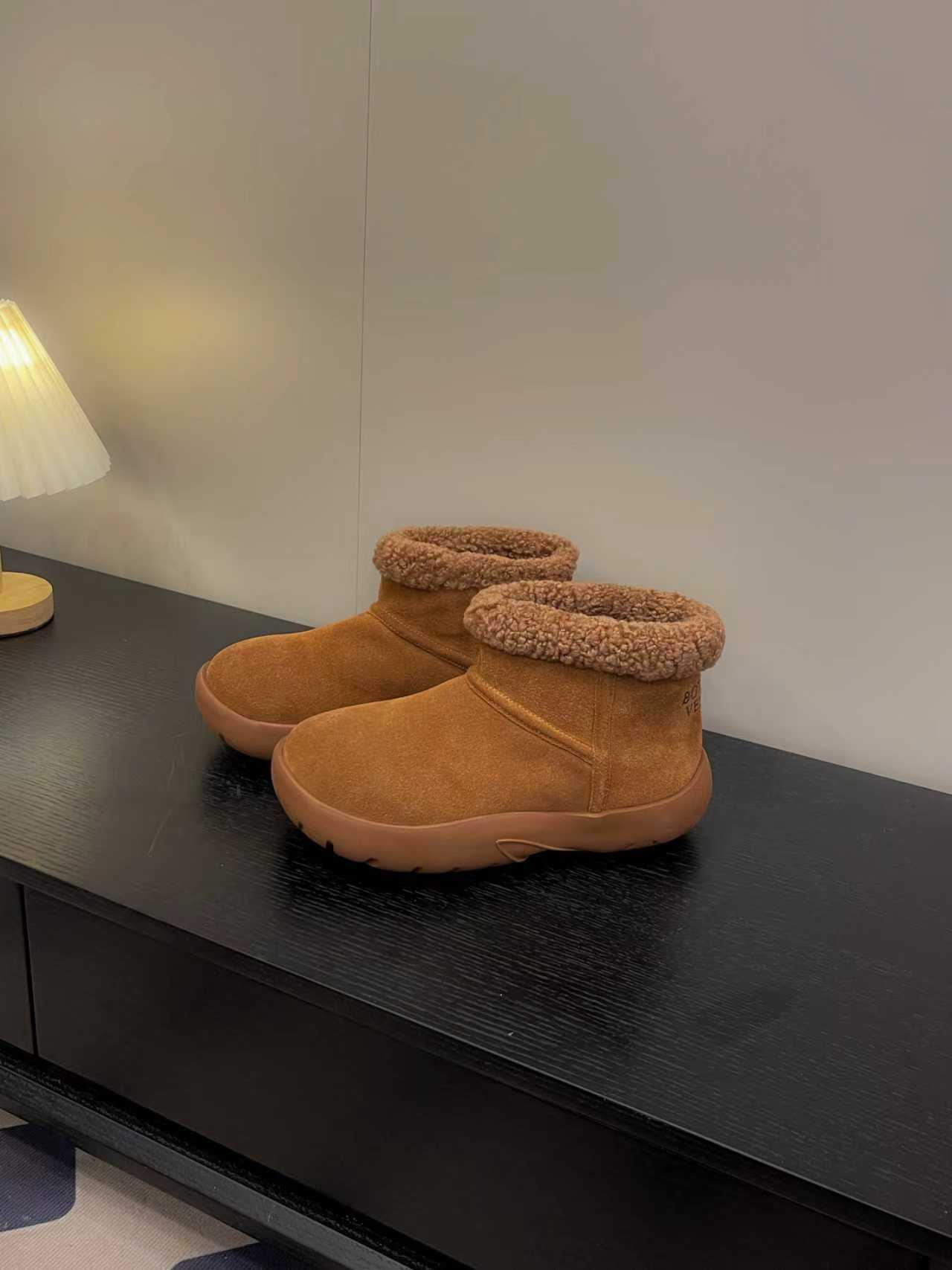 NO:492138,B V2025 autumn and winter new Korean curly mini snow boots. The cute shape is so cute. The simple lines are very versatile. Wool material, comfortable and warm on the feet, combining appearance and comfort and warm. I believe you will fall in love with it in winter. Upper ox velvet, inner wool, outsole rubber foam, size 35-40, fur shoes and snow boots, boots19860909B V2025秋冬新款韩系卷毛迷你雪地靴 呆萌的造型,这也太可爱了吧简约的线条又非常的百搭.羊毛材质,上脚舒适保暖,集颜值与舒适保暖为一体,冬季必备相信你一定会爱上它 鞋面牛反绒 内里羊毛 大底橡胶发泡 码数35-40,毛毛鞋雪地靴,boots,Women's Shoes