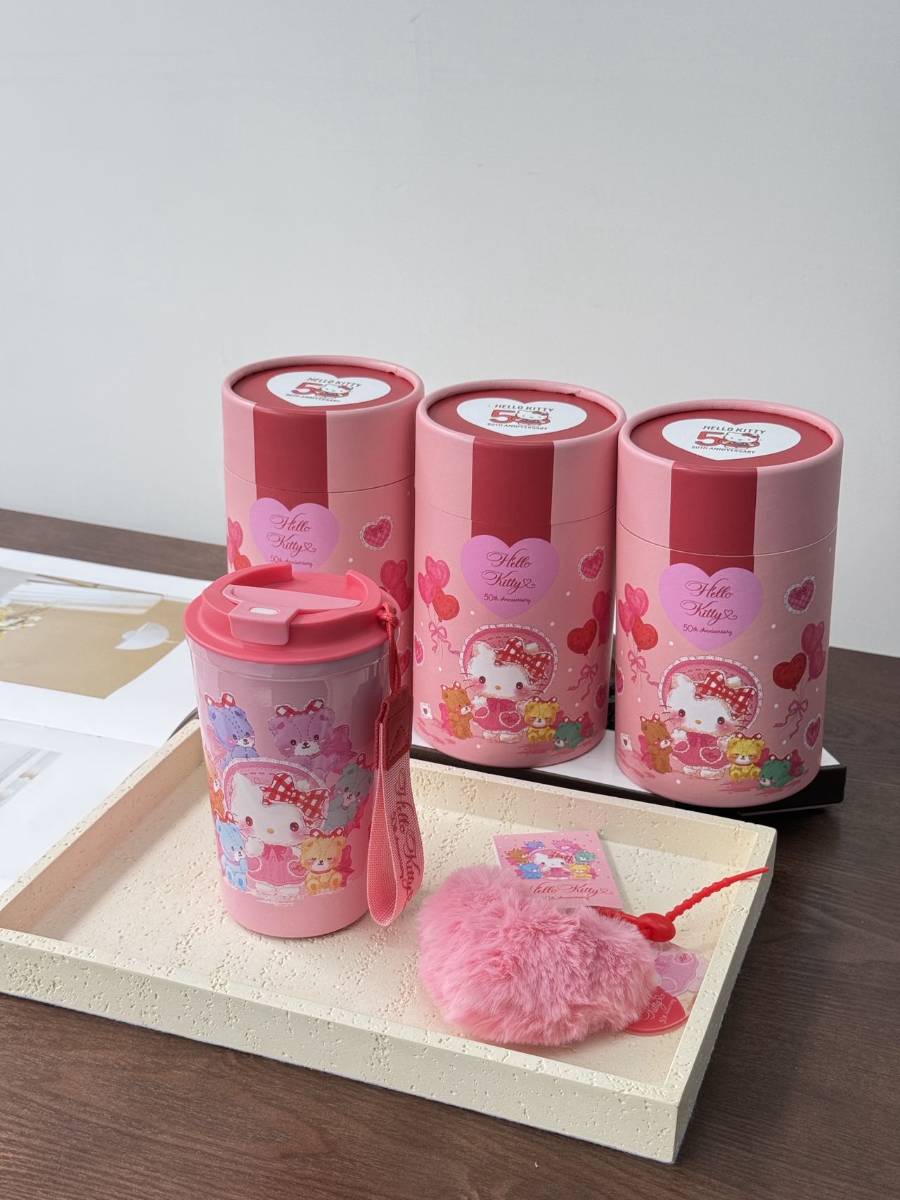 NO:810423,Hello Kitty50th Fantasy Thailand Limited 304 Stainless Steel Cat 350ml Coffee Cup Thermos Cup, with a dreamy pink light background color and Hello Kitty and several other cat patterns of different colors. It can be placed in any occasion to put people in a healing and good mood!  ,tea set    cup19860909HelloKitty50th梦幻泰国限定304不绣钢猫猫350ml咖啡杯保温杯,梦幻粉色珍光底色配上HelloKitty和其他几只不品颜色的猫咪图案,任意摆放在任何场合上都能让人拥有治愈好心情！,茶具,accessory