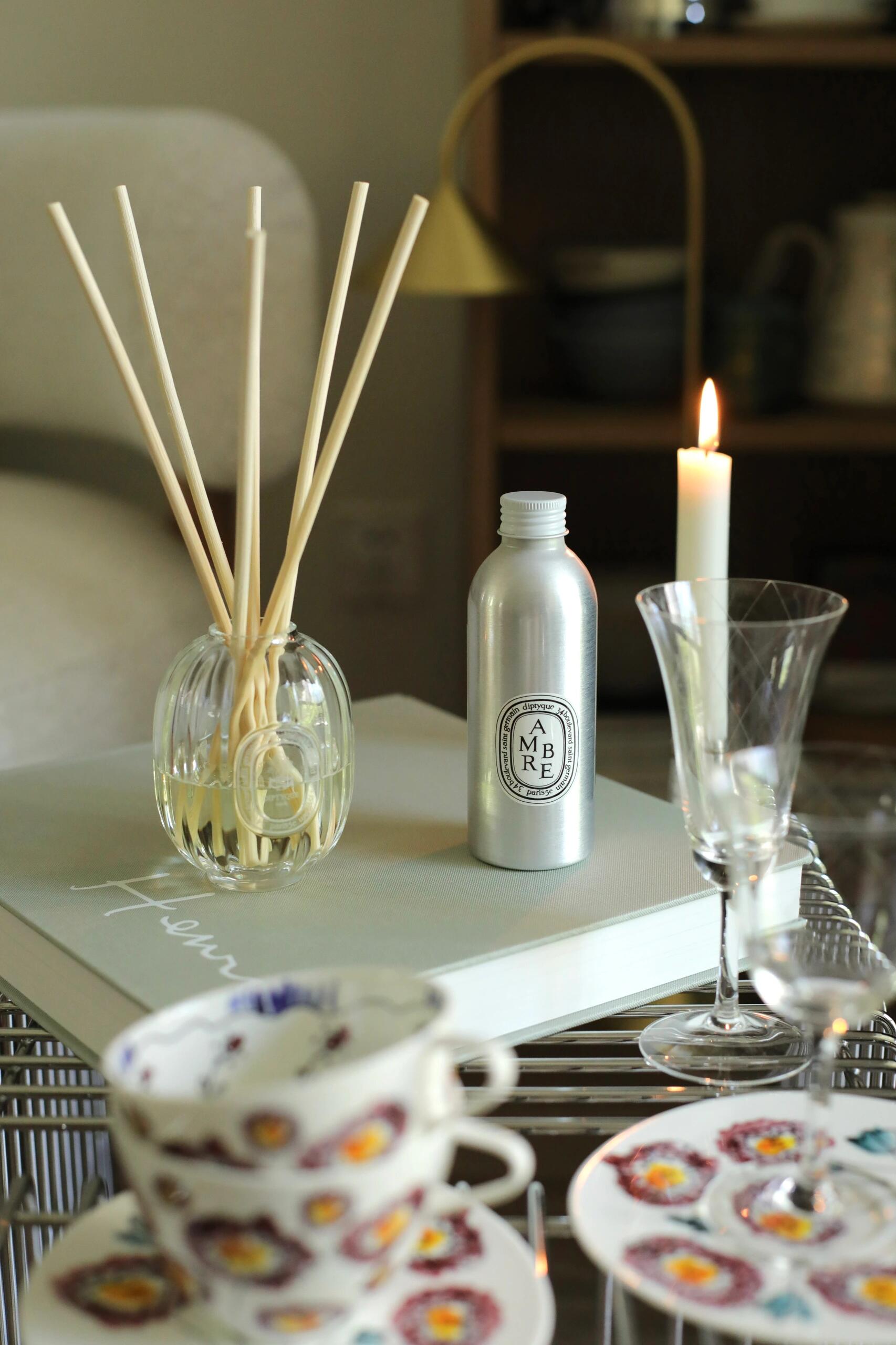 NO:811295,When the diffuser comes into contact with the replenishing solution, the 'sandalwood' fragrance is like opening an antique wooden box. The warmth of spices and exotic woods instantly fills the room, and even the breath is dyed with the lazy old time. The time that life has been crushed in a hurry is re-stretched into a complete appearance in the package of woody fragrance. Car fragrance, home fragrance, candle19860909当扩香摆件接触补充液的瞬间,「檀香」香像是打开古董木匣 香料与异国木材的暖意瞬间填满房间,连呼吸都染上慵懒的旧时光 生活被匆忙碾碎的时间,都在木质香调的包裹中重新舒展成完整的样子,车载香薰.居家香氛.蜡烛,accessory