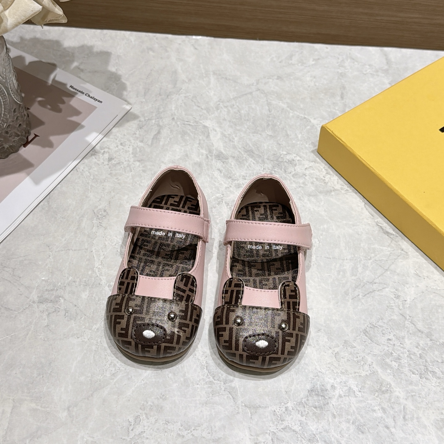 NO:919306,FE@fenss new spring and summer lettered girls' princess shoes. The real thing is better than the picture. It is popular all over the world. Good shoes that will not disappoint you. They are soft and comfortable. Fully hand-woven bows. Beautiful on the feet. A must-buy style for this summer. The first order is limited. Size 14-19, BB shoes,19860909FE@芬ss春夏字母新款女童公主鞋 实物比图片要好,风靡全球买到不失望的好鞋柔软舒适 全手工编织蝴蝶结 上脚美美的 这个夏天必买的款 首单数量有限 码数14-19,BB鞋,,Children's