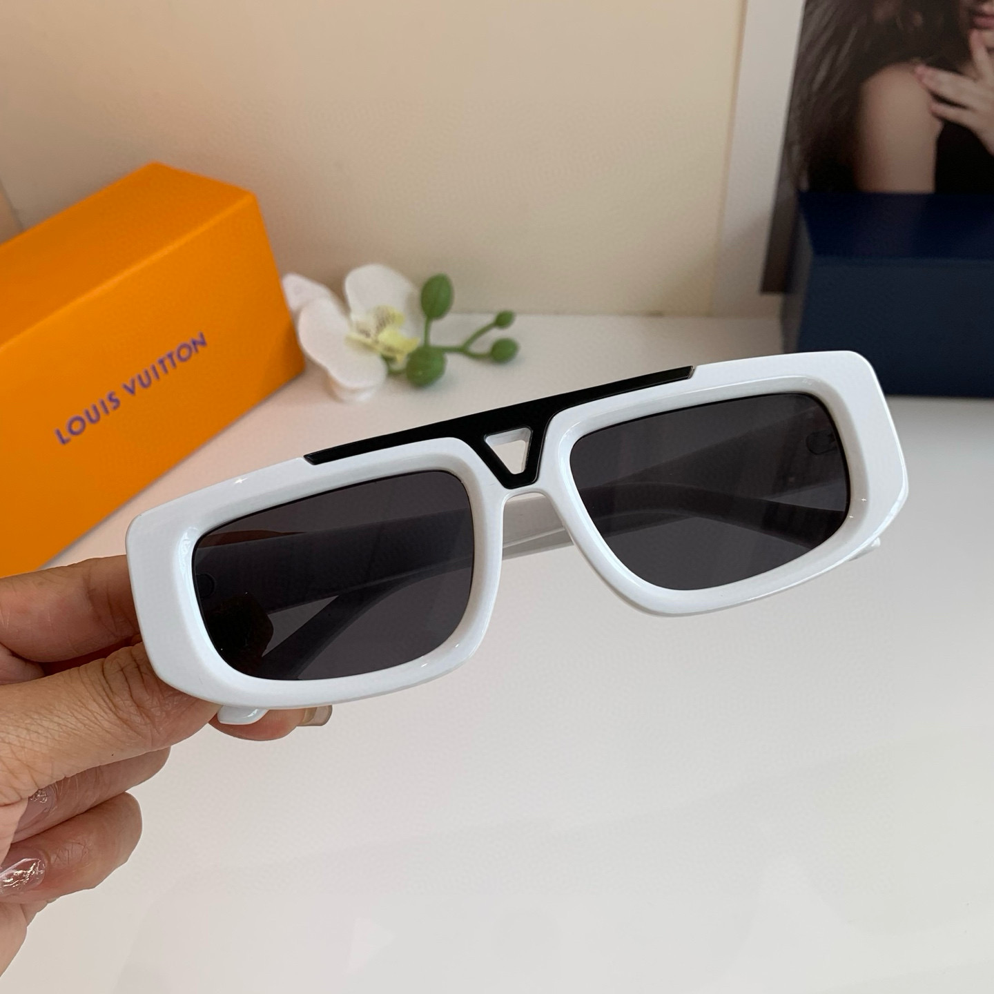 Louis Vuitton White Frame Sunglasses Fashionable Outdoor Strong Light 4 i1747750446837 3076 0 2