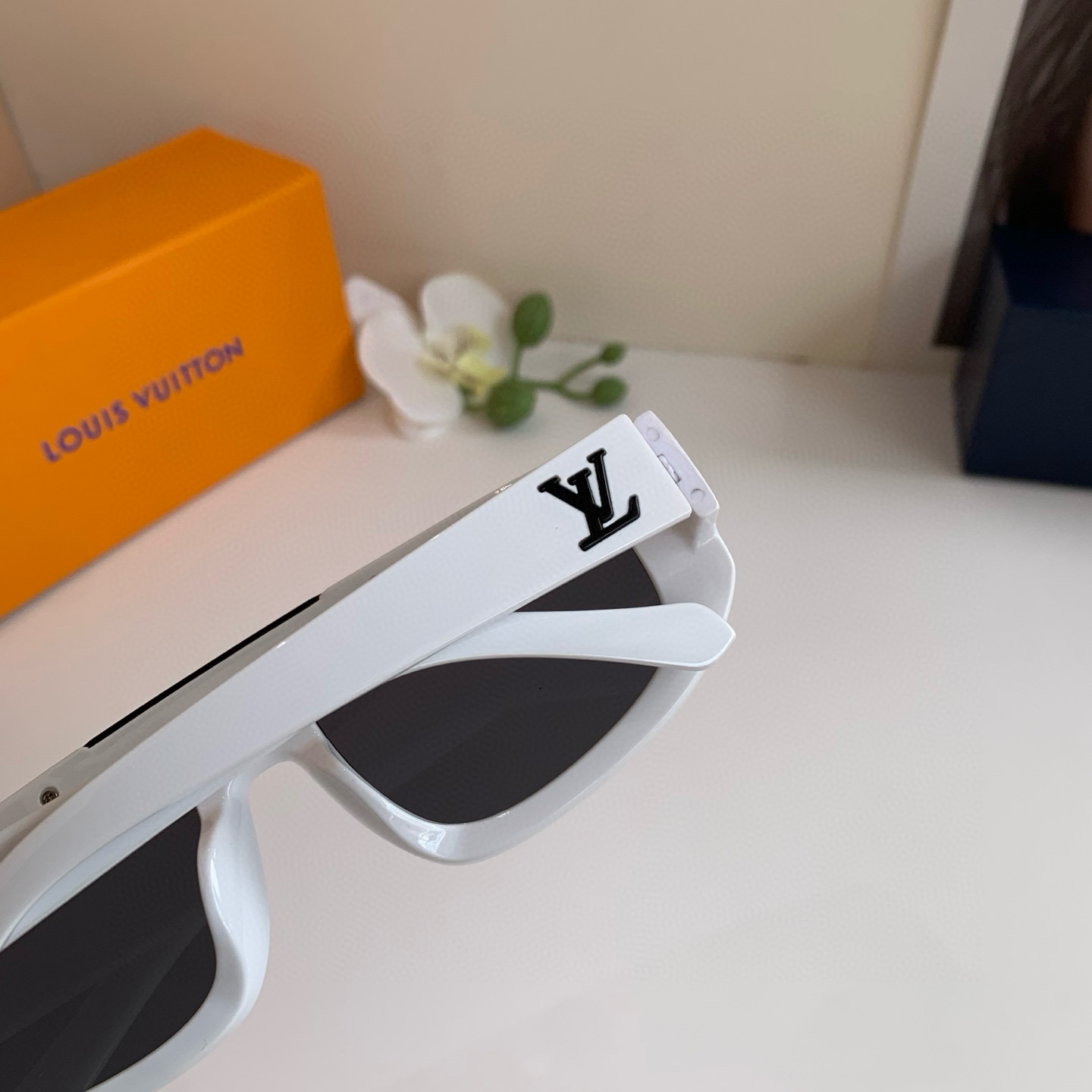 Louis Vuitton White Frame Sunglasses Fashionable Outdoor Strong Light 7 i1747750446837 8173 0 5