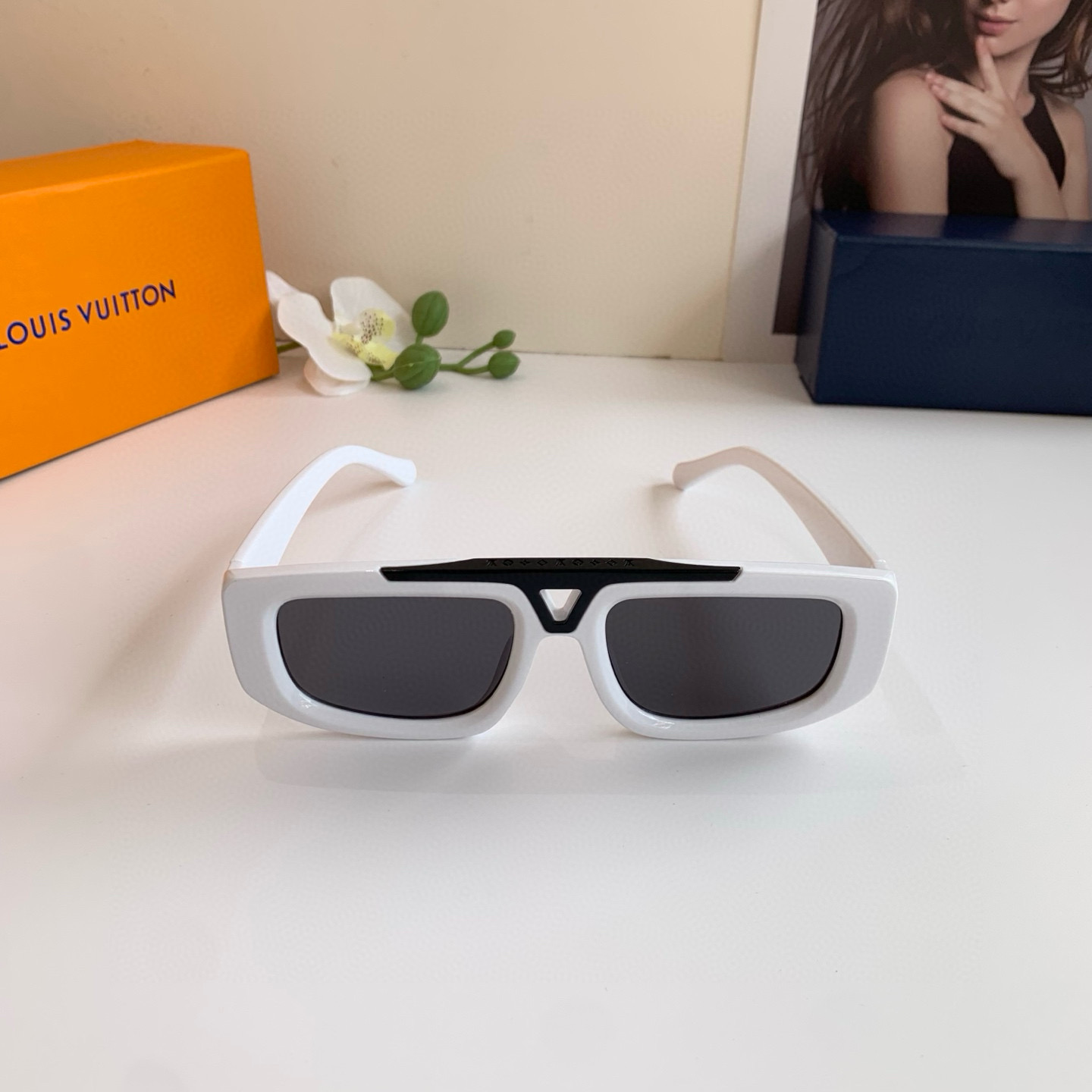 Louis Vuitton White Frame Sunglasses Fashionable Outdoor Strong Light 5 i1747750446837 901 0 3