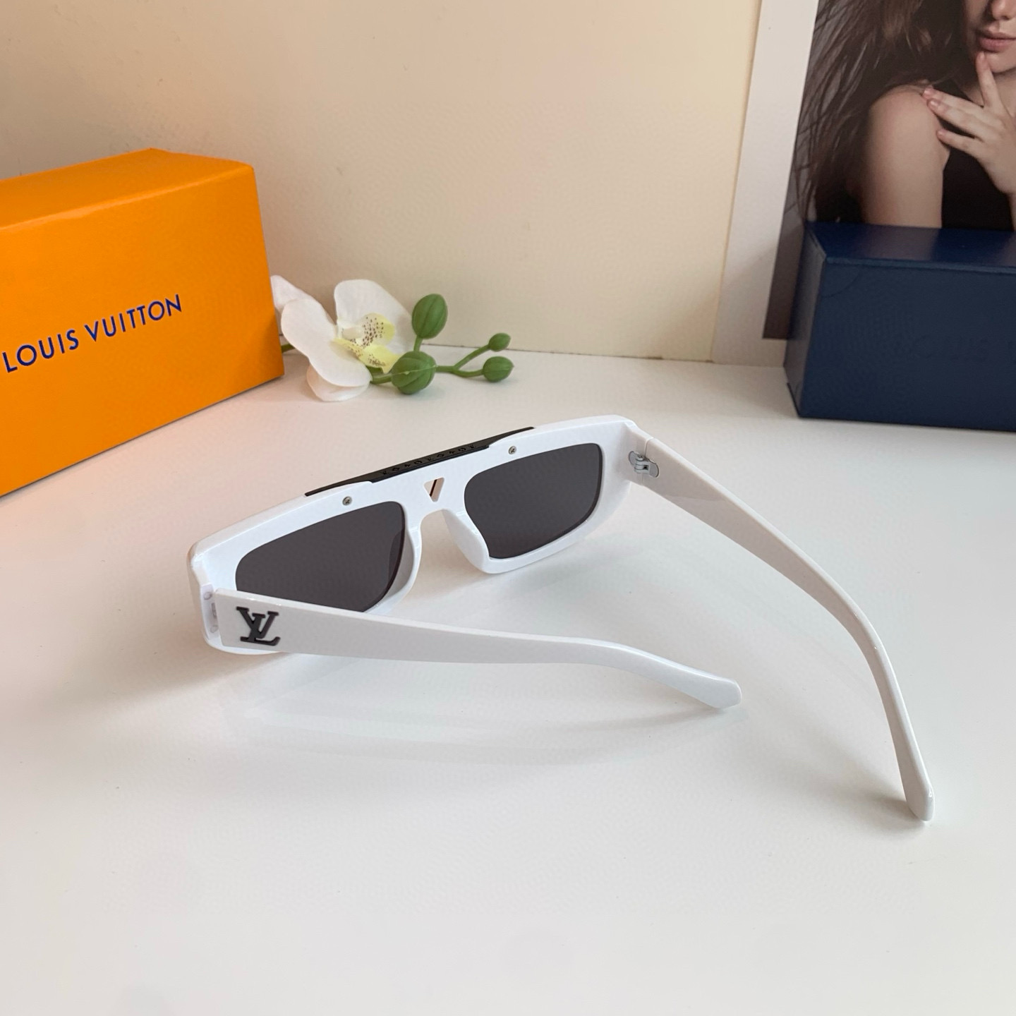 Louis Vuitton White Frame Sunglasses Fashionable Outdoor Strong Light 8 i1747750446839 8436 0 6