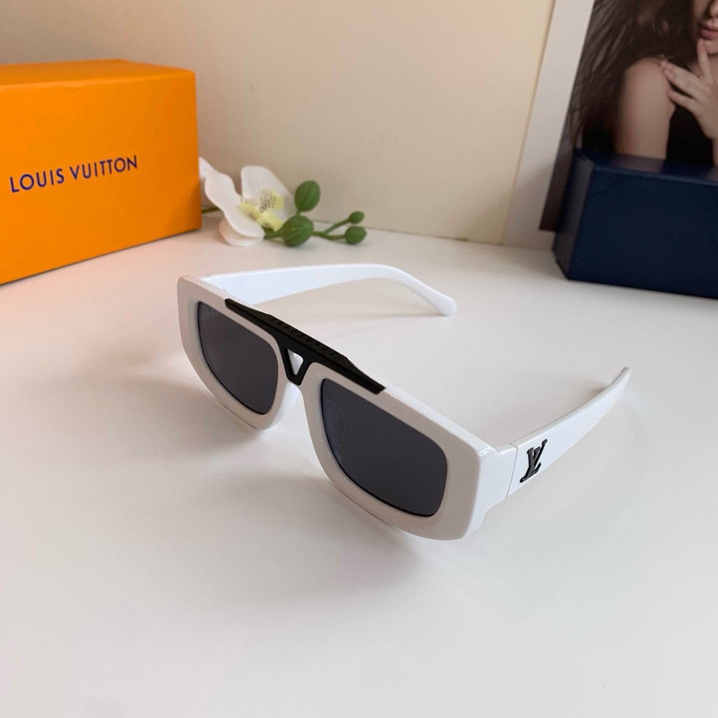Louis Vuitton White Frame Sunglasses Fashionable Outdoor Strong Light 3 i1747750446839 9951 0 1