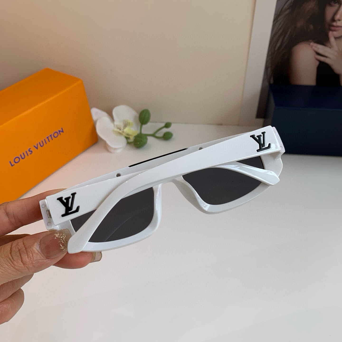 Louis Vuitton White Frame Sunglasses Fashionable Outdoor Strong Light 6 i1747750448056 7999 0 4
