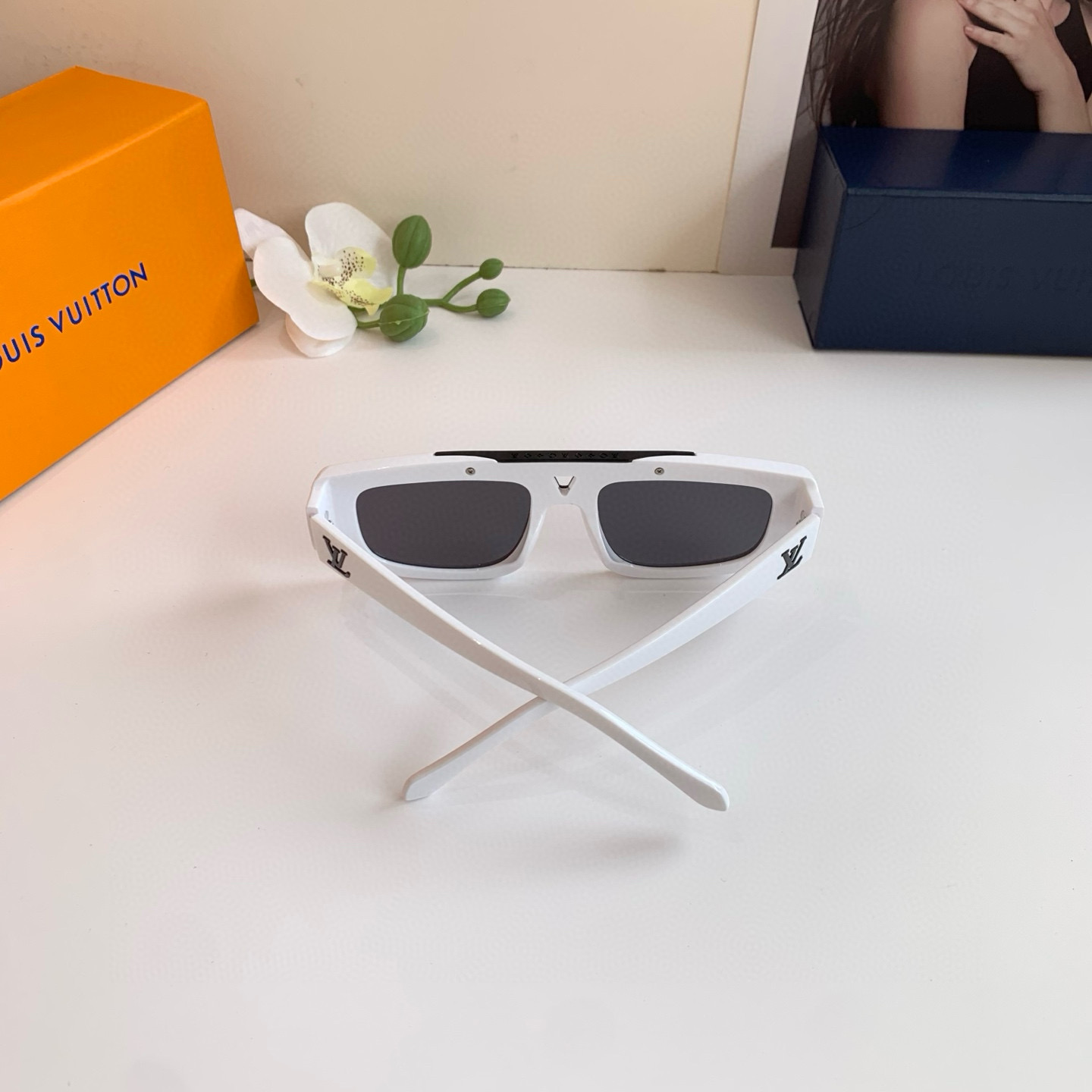 Louis Vuitton White Frame Sunglasses Fashionable Outdoor Strong Light 9 i1747750448057 5736 0 7