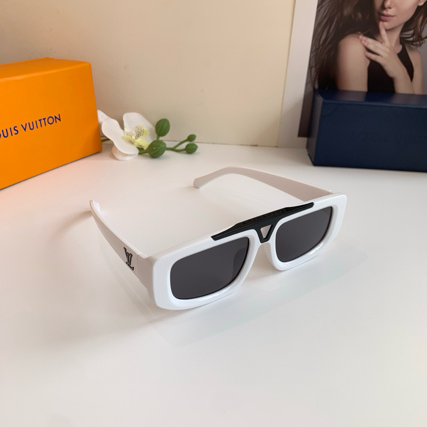 Louis Vuitton White Frame Sunglasses Fashionable Outdoor Strong Light 2 i1747750448058 2980 0 0