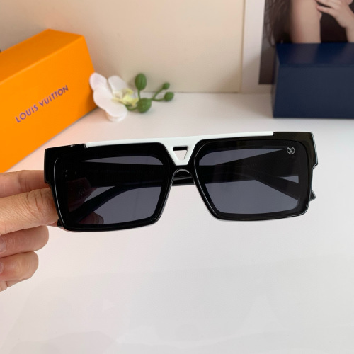 Lunettes de soleil carrées Louis Vuitton, monture noire et détails distinctifs 1 Lunettes de soleil carrées Louis Vuitton, monture noire et détails distinctifs