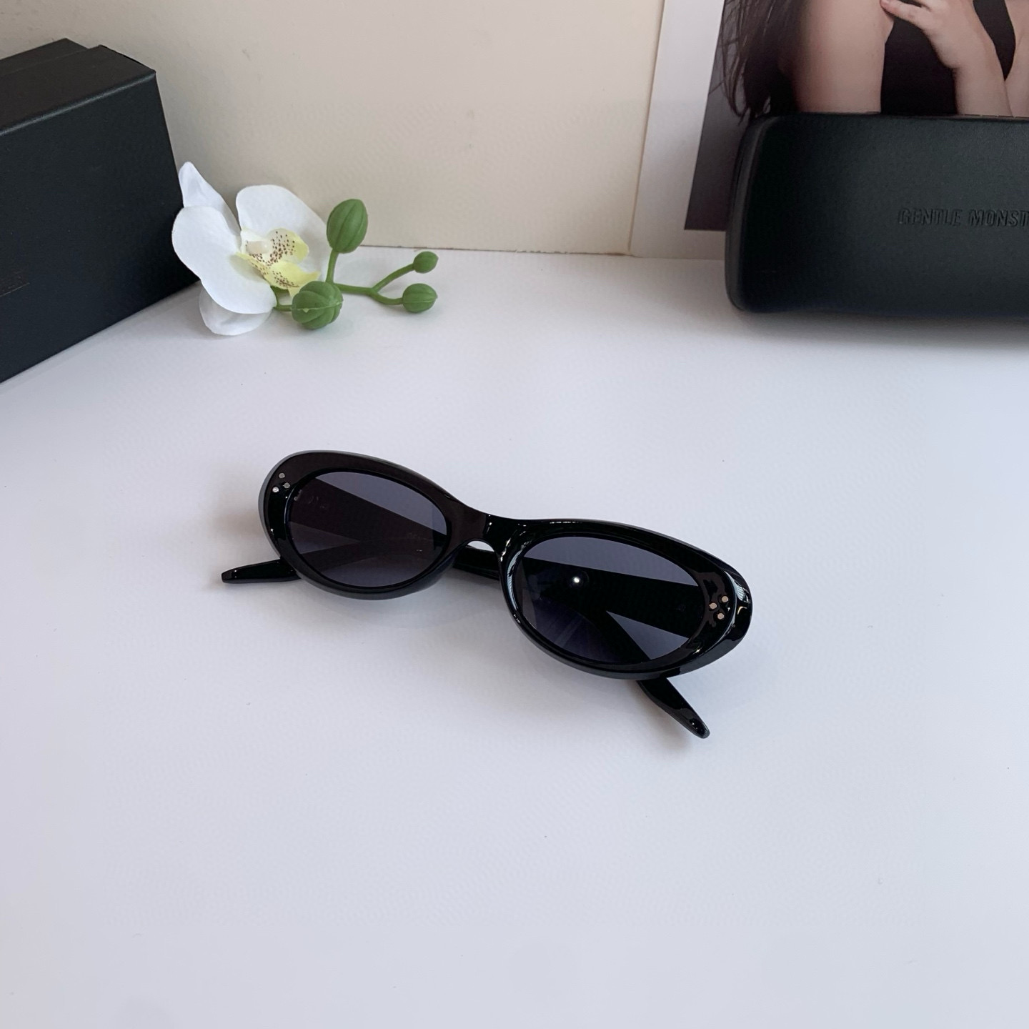 Korean Version High-End Sunglasses: Red-Black Square Narrow Frame for Summer Fashion - 图片 7