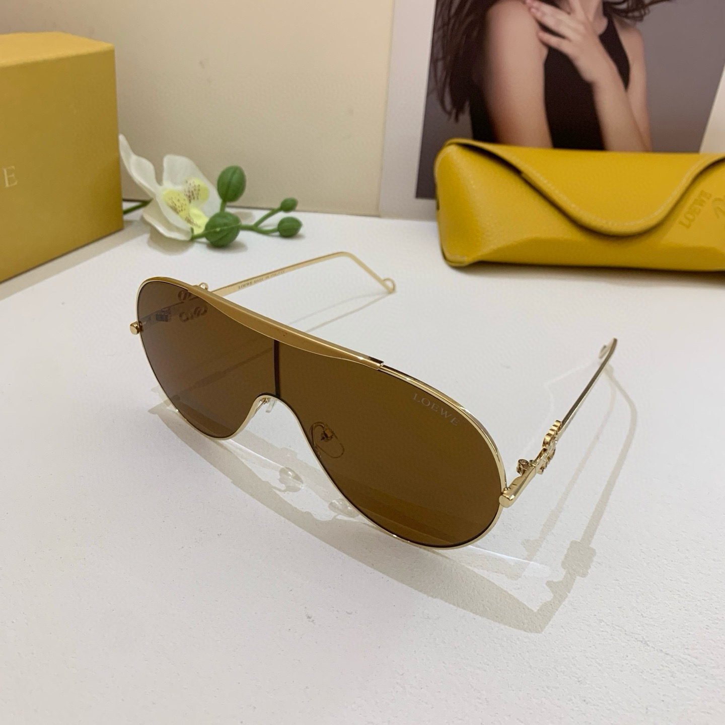 Fashion Retrospective: Loewe’s Red-Coloured Mirrors and UV Sunglasses - 图片 2