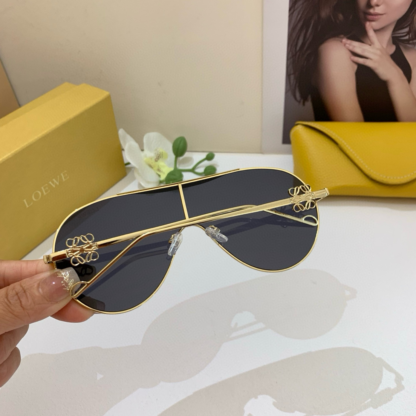 Fashion brand Loewe’s new collection features red-colored mirrored sunglasses with UV protection. - 图片 6