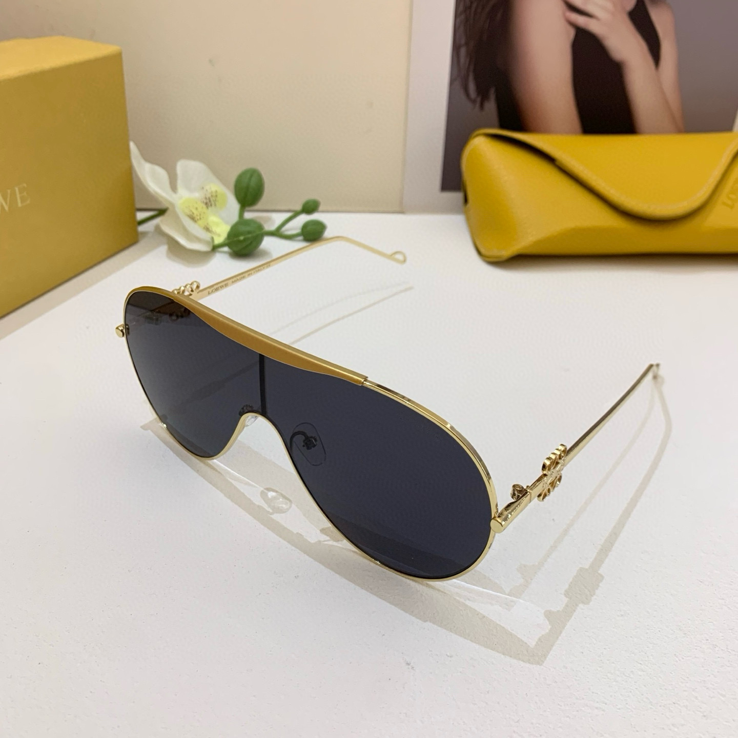 Fashion brand Loewe’s new collection features red-colored mirrored sunglasses with UV protection. - 图片 2