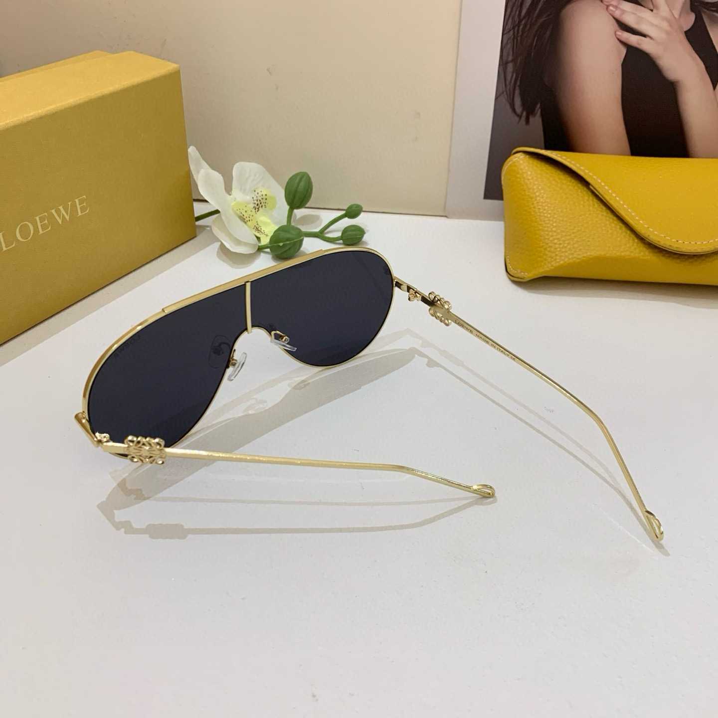 Fashion brand Loewe’s new collection features red-colored mirrored sunglasses with UV protection. - 图片 7