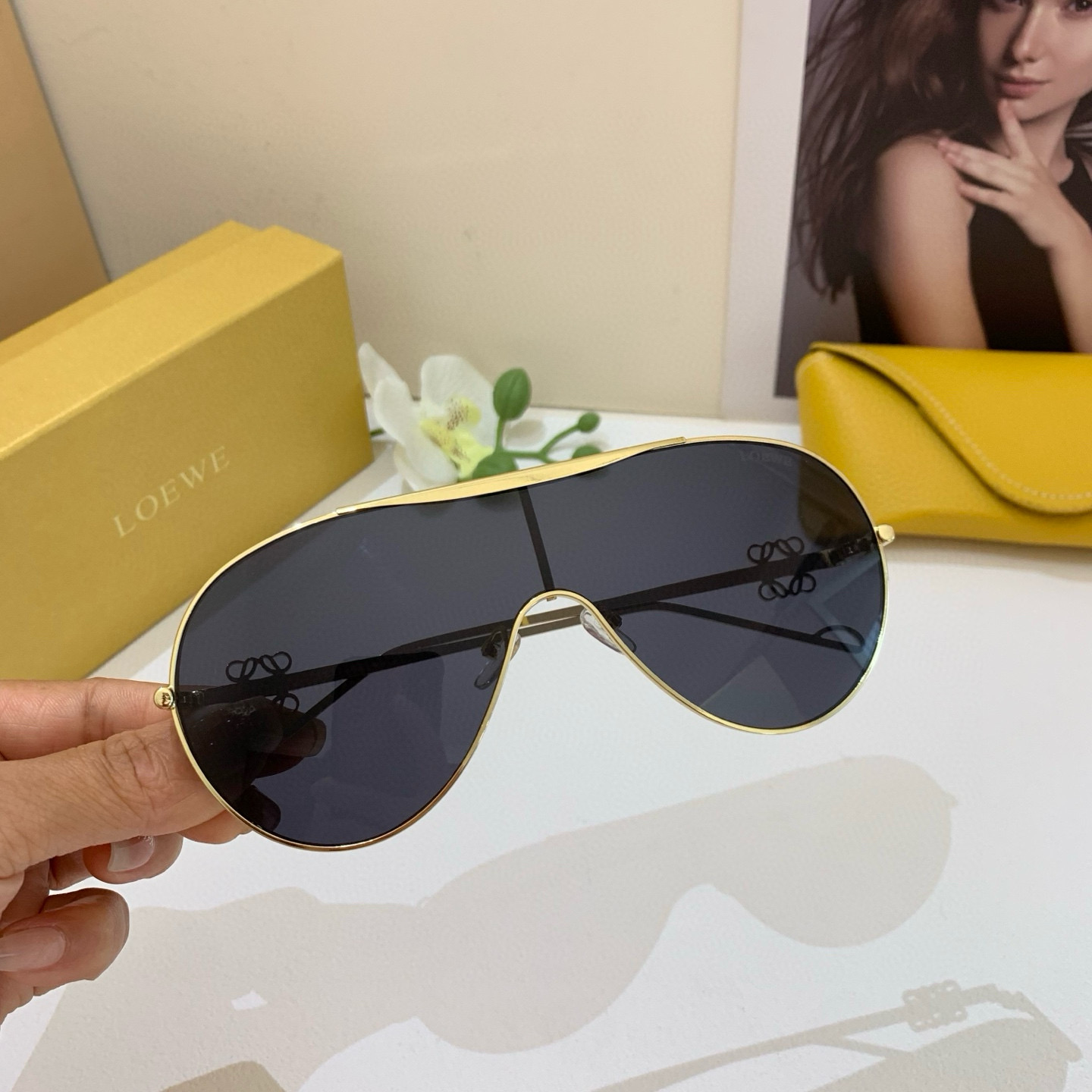 Fashion brand Loewe’s new collection features red-colored mirrored sunglasses with UV protection. - 图片 3