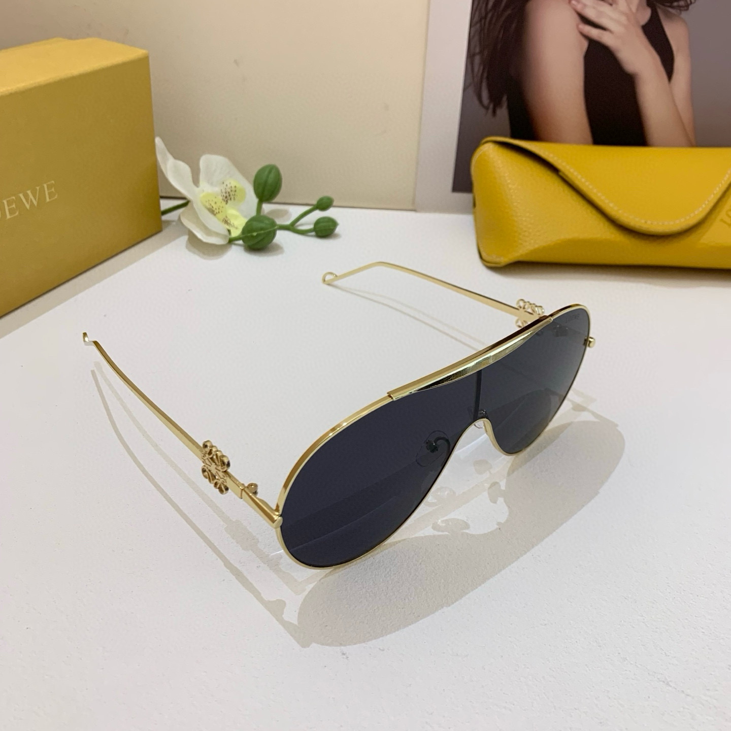 Fashion brand Loewe’s new collection features red-colored mirrored sunglasses with UV protection. - 图片 1