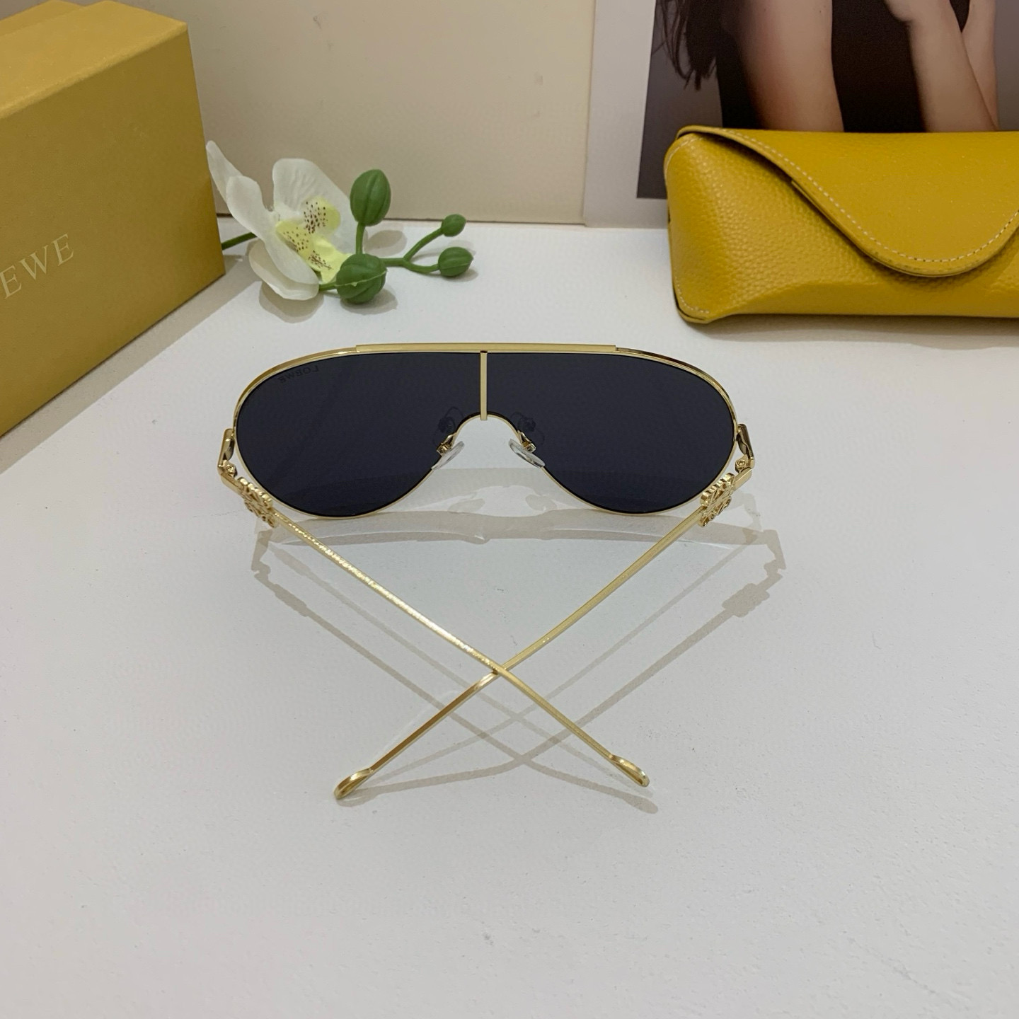 Fashion brand Loewe’s new collection features red-colored mirrored sunglasses with UV protection. - 图片 5