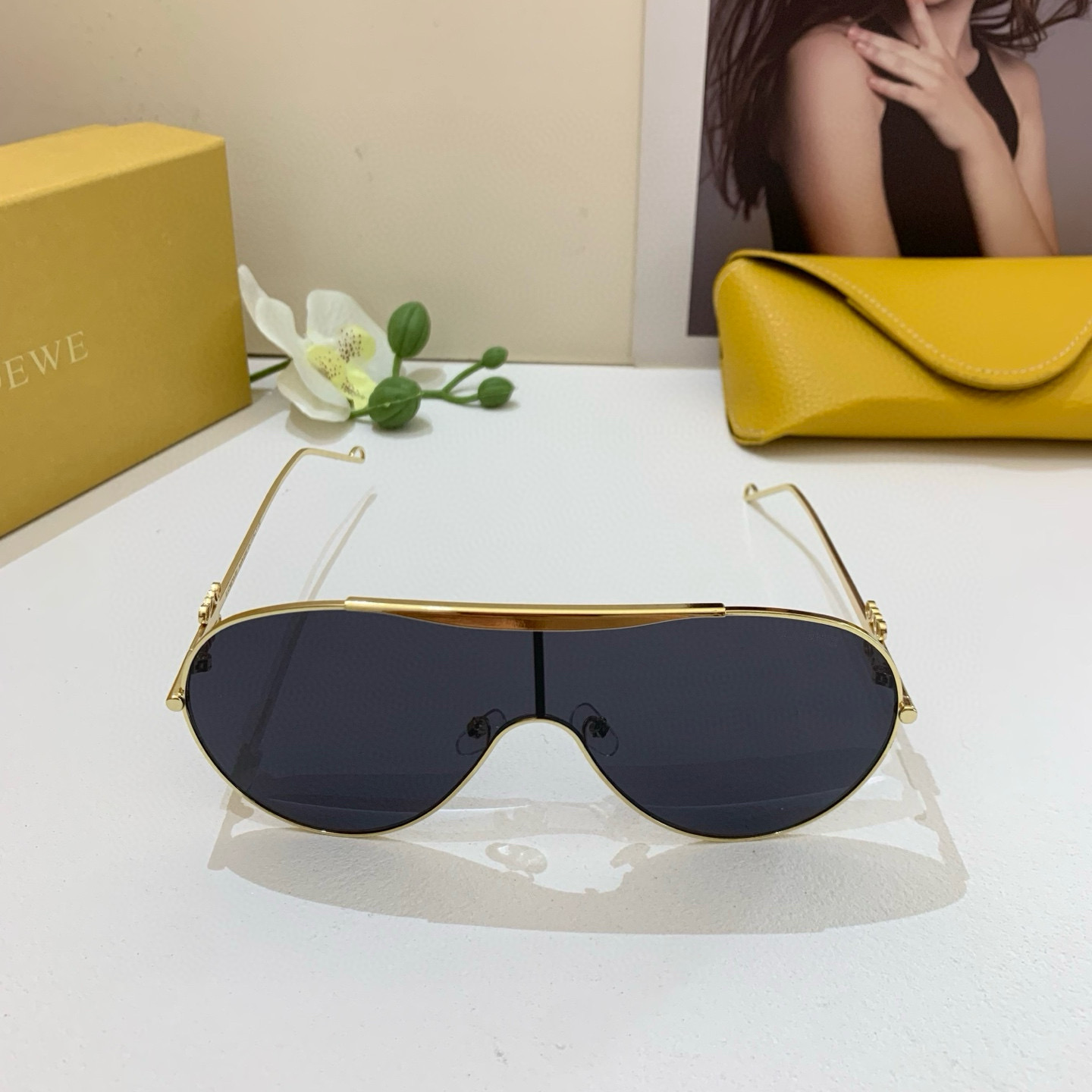 Fashion brand Loewe’s new collection features red-colored mirrored sunglasses with UV protection. - 图片 4