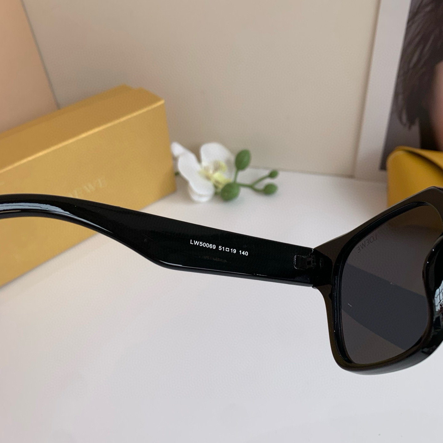 p. 263 Loewe, the new retro fashion box of Sunglasses, the little Red Book Mirrors, UV-protected glasses - 图片 6