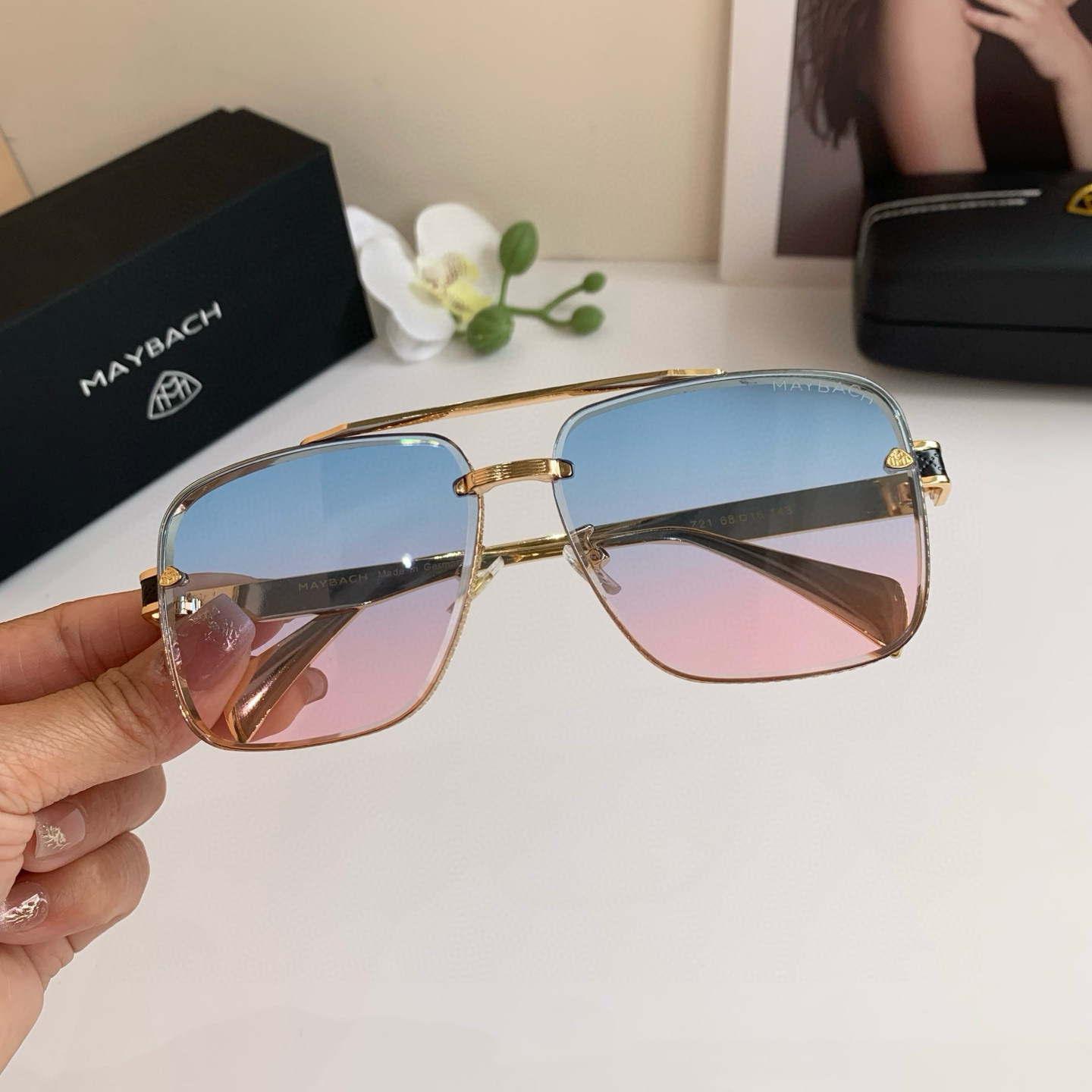 p280 Maybach McBach, a new 2025 man with high-end sunglasses, fashion-sweet glasses, outdoor travel sunglasses