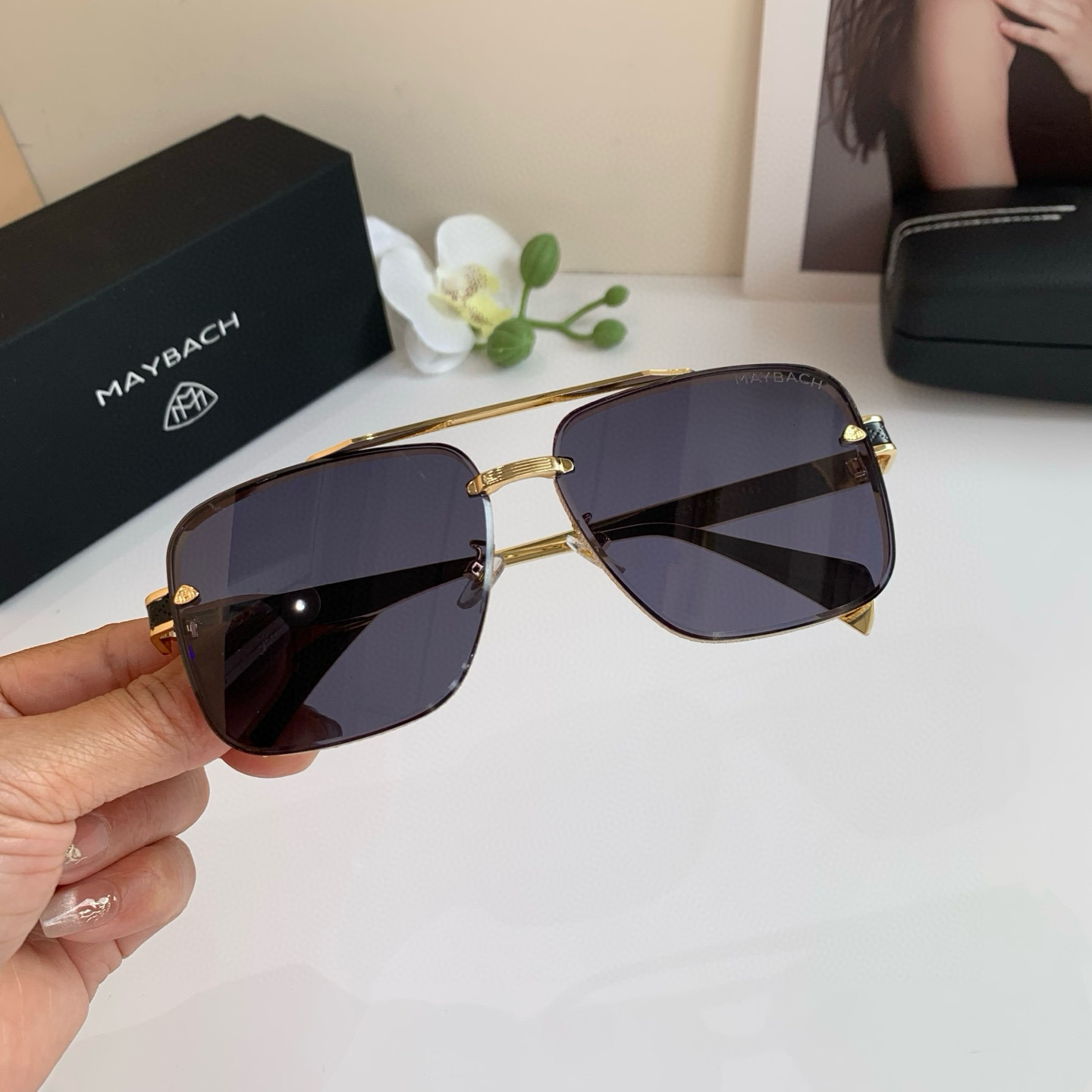 p280 Maybach McBach, a new 2025 man with high-end sunglasses, fashion-sweet glasses, outdoor travel sunglasses