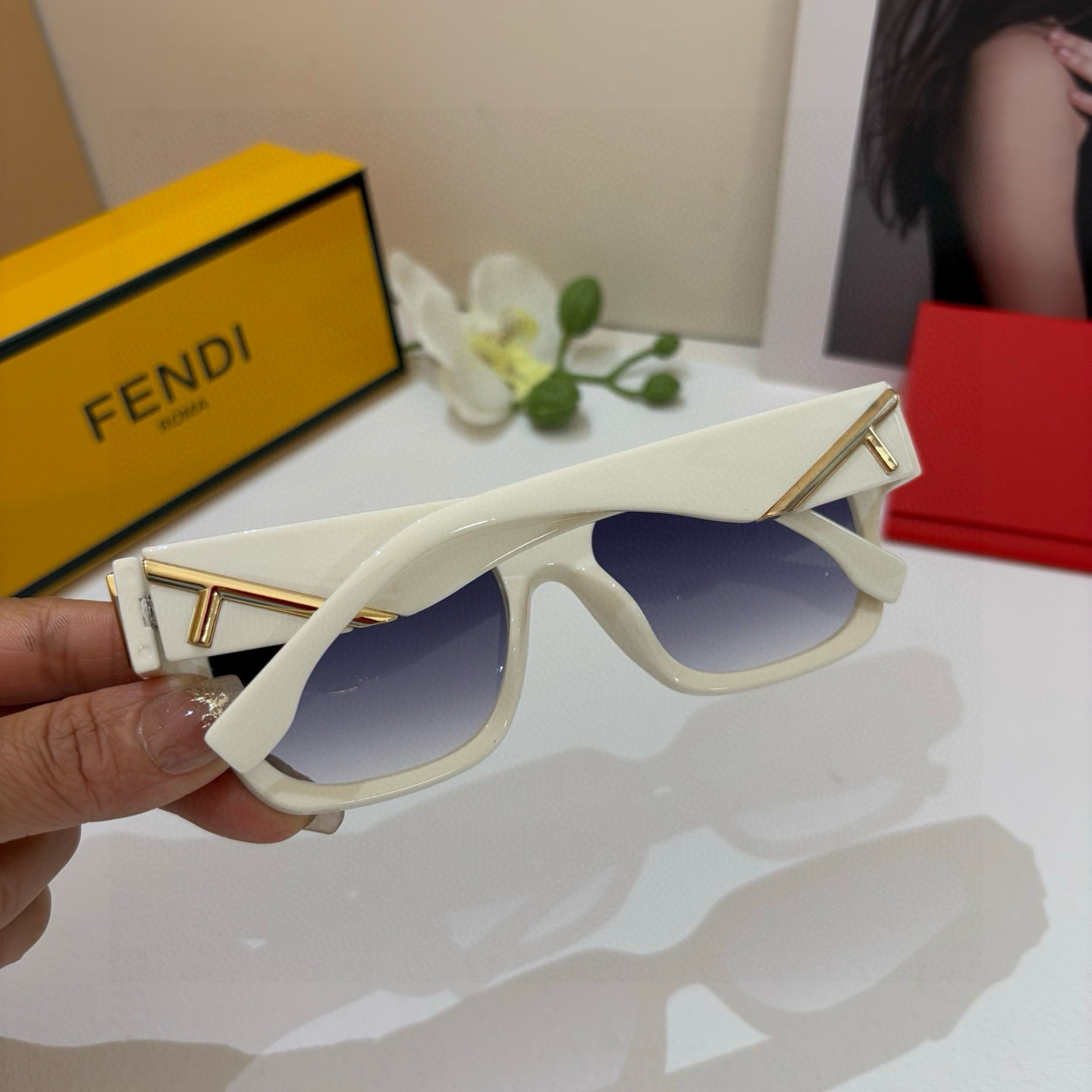 Analysis of Fendi’s Fashion Evolution on Page 263: Findi Finie Patterns Dominant. - 图片 4