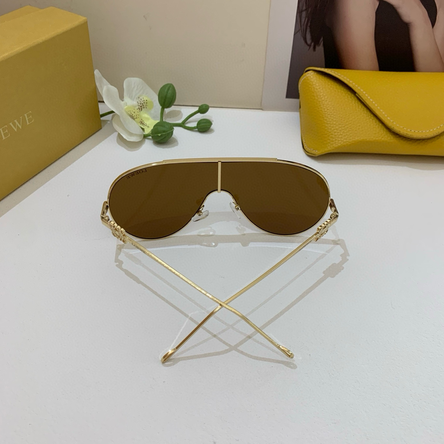 Fashion Brand Loewe Showcases Red-Colored UV Sunglasses in New Foreign Trade Retrospective - 图片 6