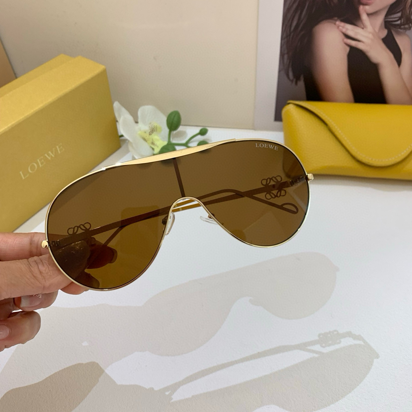 Fashion Brand Loewe Showcases Red-Colored UV Sunglasses in New Foreign Trade Retrospective - 图片 3