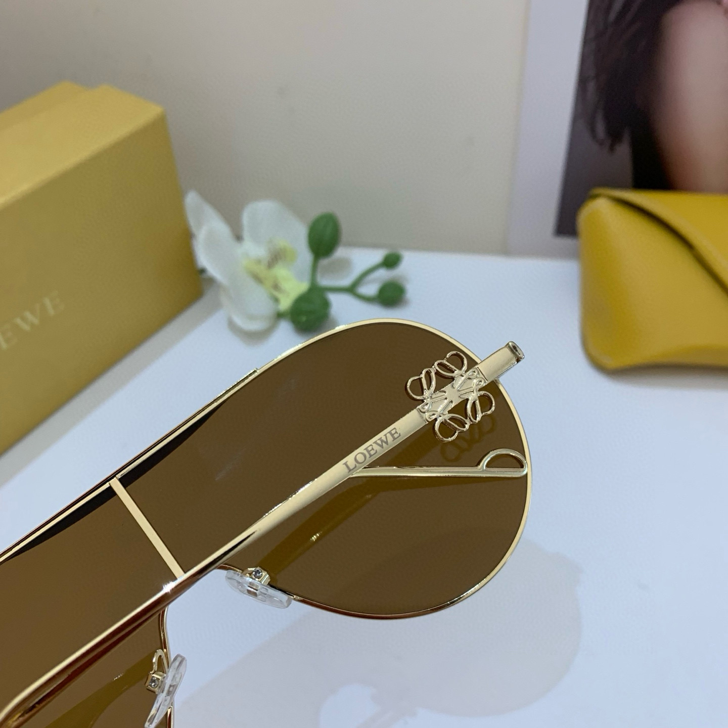 Fashion Brand Loewe Showcases Red-Colored UV Sunglasses in New Foreign Trade Retrospective - 图片 7