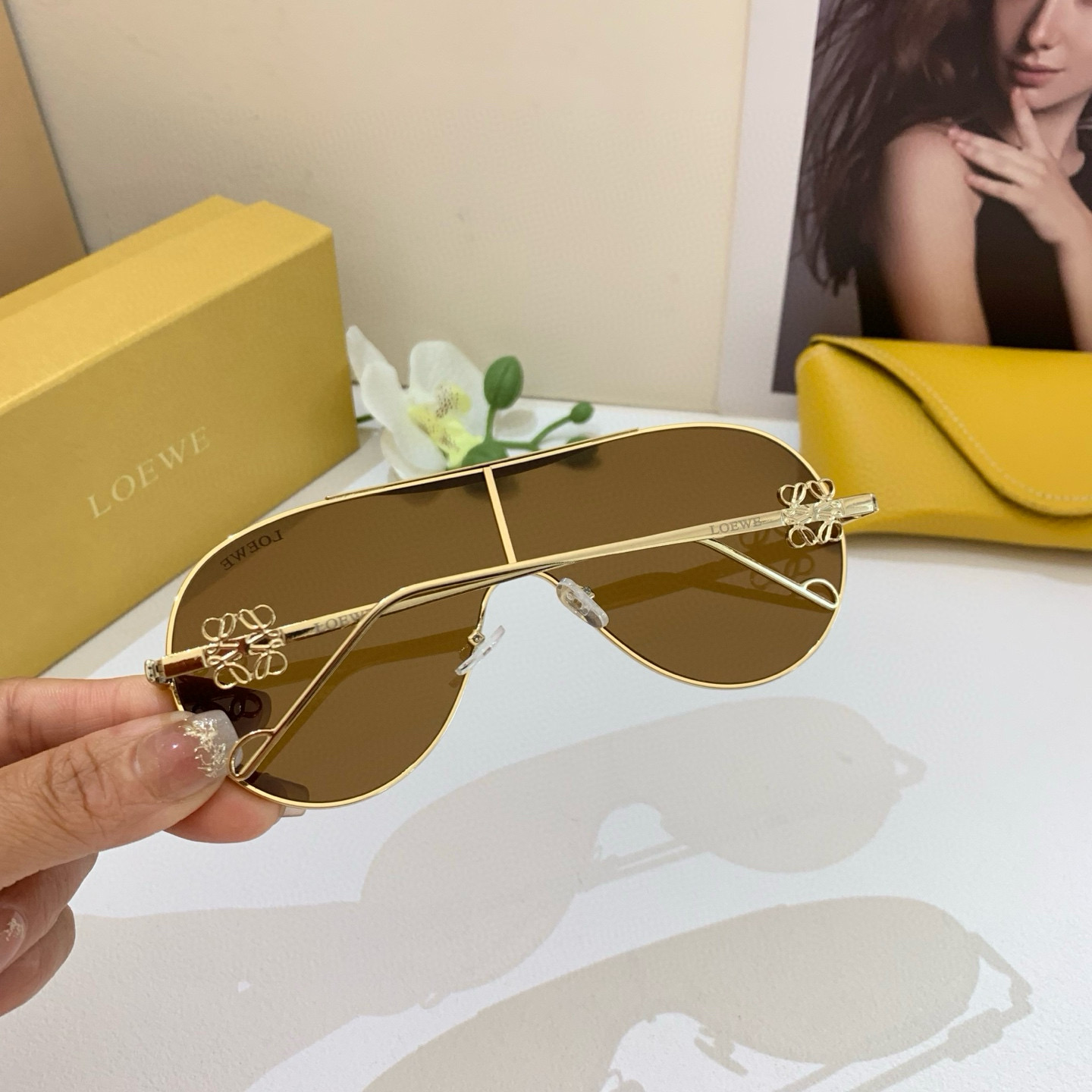 Fashion Brand Loewe Showcases Red-Colored UV Sunglasses in New Foreign Trade Retrospective - 图片 5