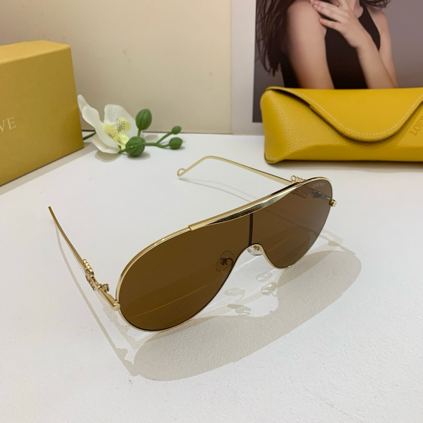 Fashion Brand Loewe Showcases Red-Colored UV Sunglasses in New Foreign Trade Retrospective - 图片 1