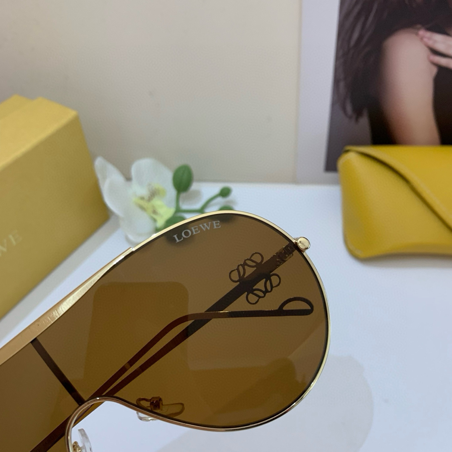 Fashion Brand Loewe Showcases Red-Colored UV Sunglasses in New Foreign Trade Retrospective - 图片 8
