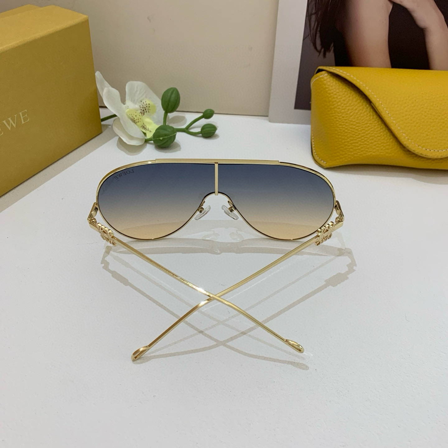 Fashion Brand Loewe Introduces Red-Colored UV Sunglasses in Foreign Trade Retrospective Collection - 图片 6