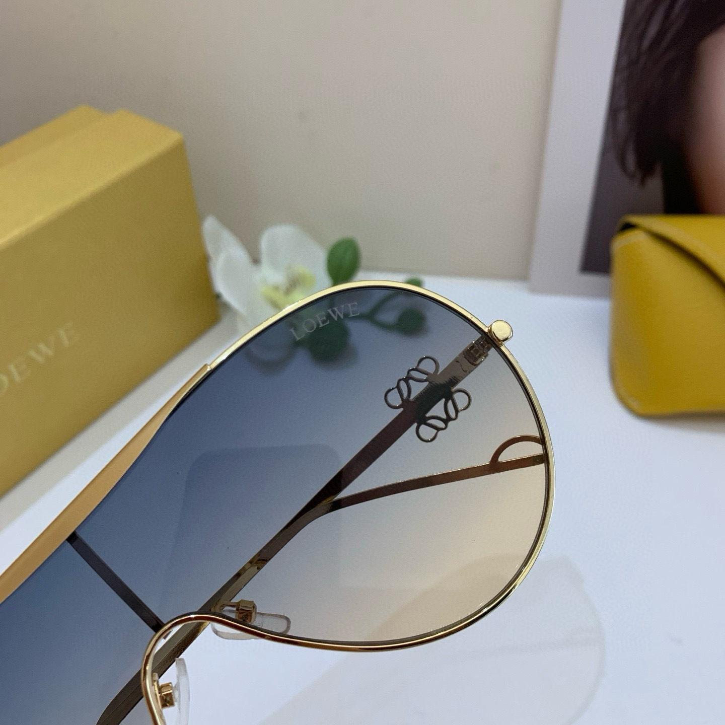Fashion Brand Loewe Introduces Red-Colored UV Sunglasses in Foreign Trade Retrospective Collection - 图片 8