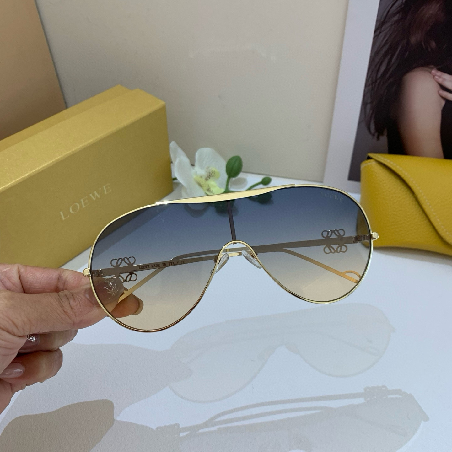 Fashion Brand Loewe Introduces Red-Colored UV Sunglasses in Foreign Trade Retrospective Collection - 图片 3