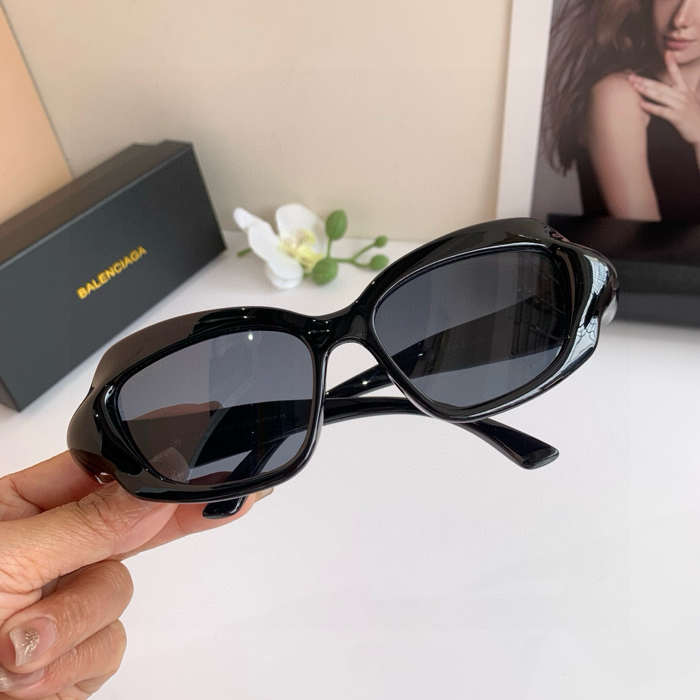 Balenciaga Unveils 2025 Sunglasses Collection for Men and Women, Featuring Unique Designs - 图片 5