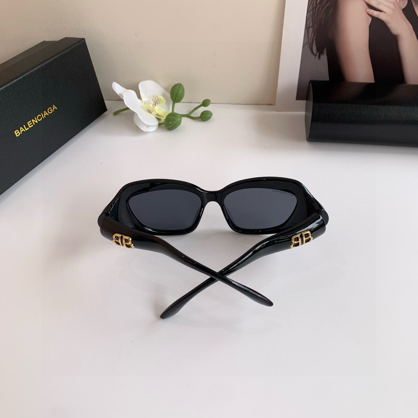 Balenciaga Unveils 2025 Sunglasses Collection for Men and Women, Featuring Unique Designs - 图片 9