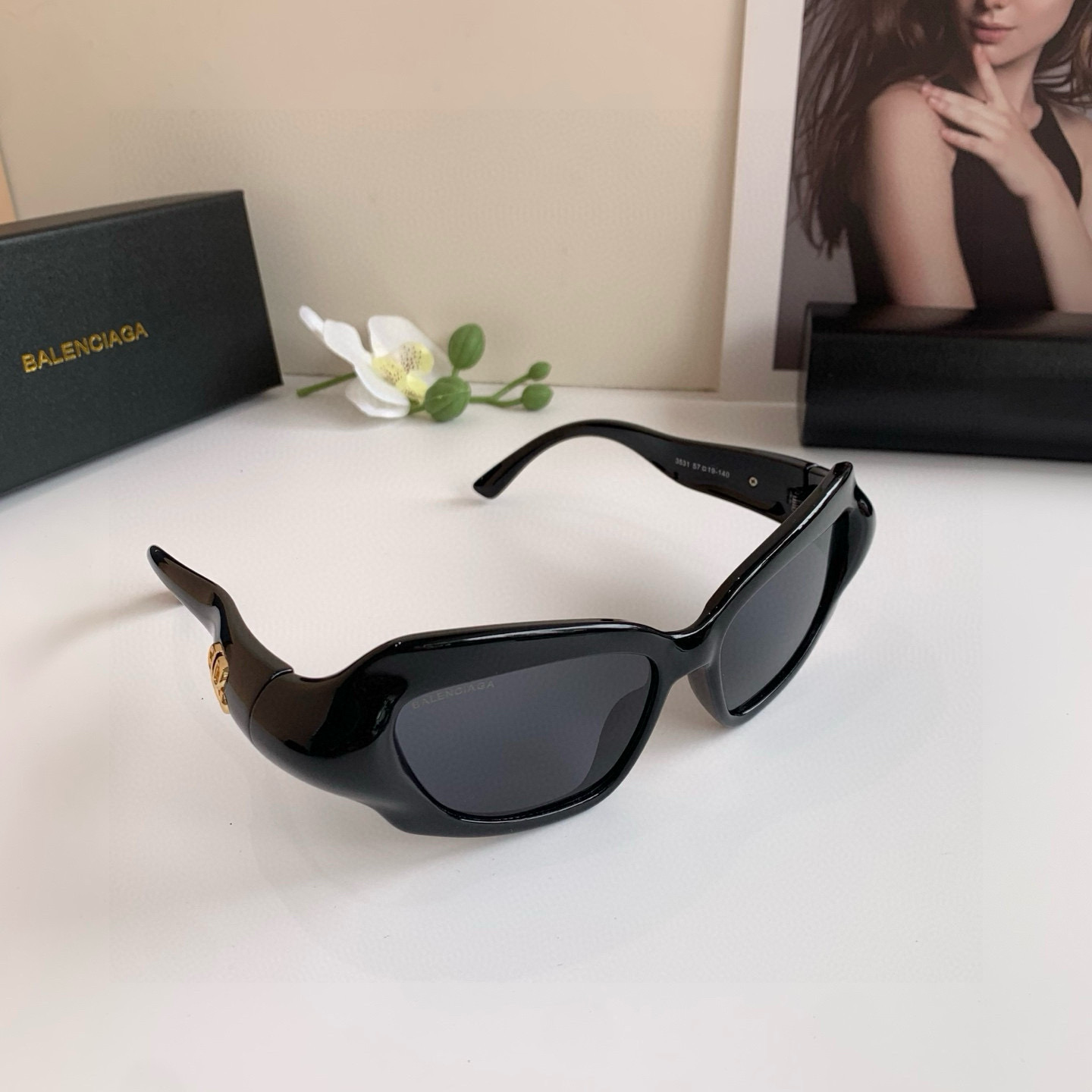 Balenciaga Unveils 2025 Sunglasses Collection for Men and Women, Featuring Unique Designs - 图片 2