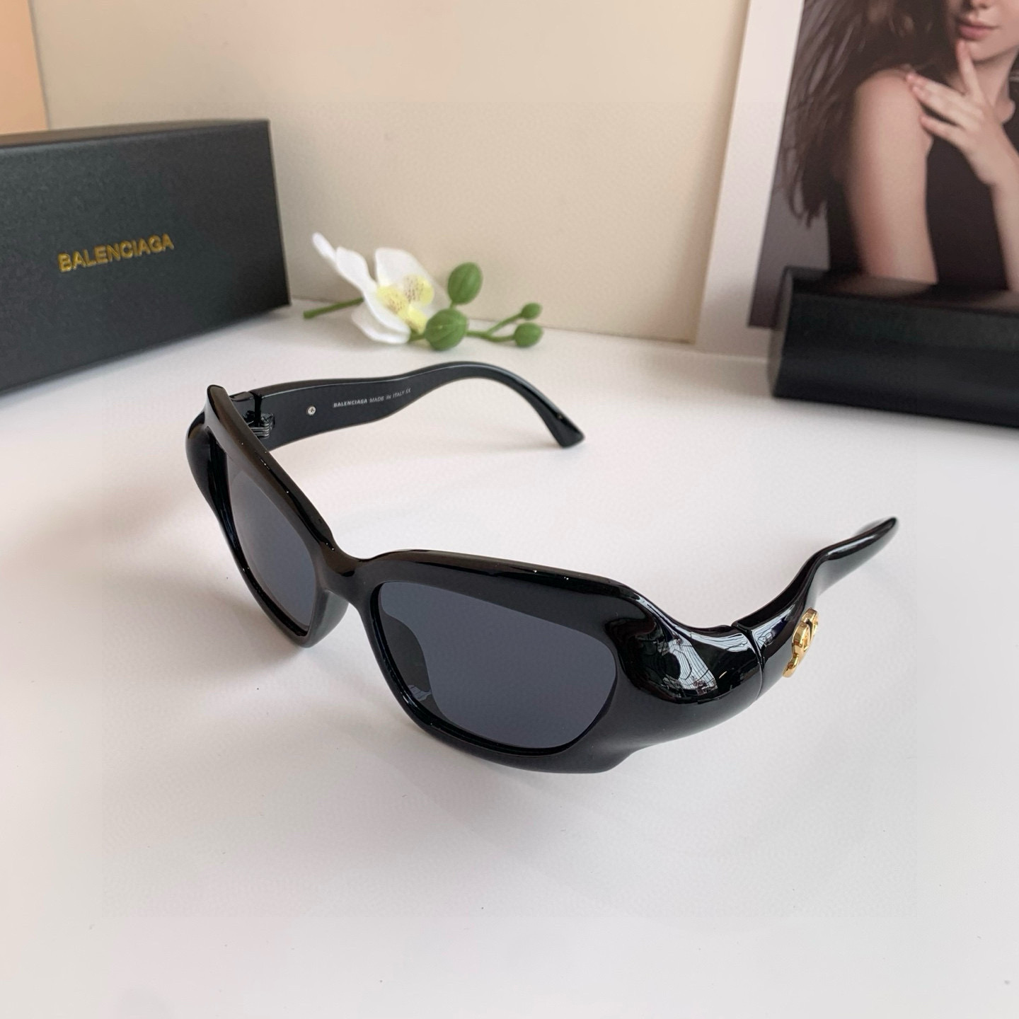 Balenciaga Unveils 2025 Sunglasses Collection for Men and Women, Featuring Unique Designs - 图片 3